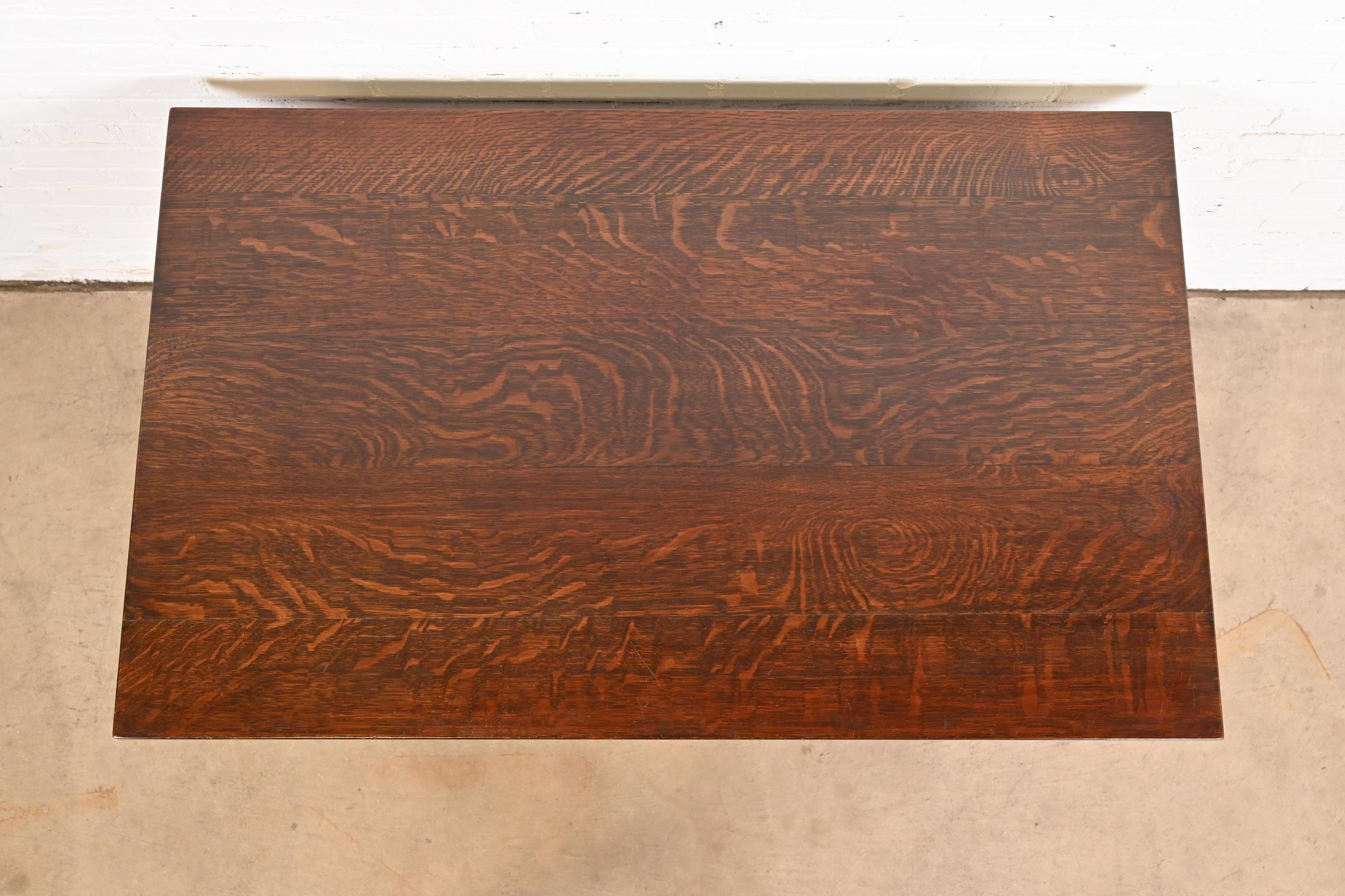 Cuivre Table de bureau ou de bibliothèque Arts & Crafts Gustav Stickley Mission en chêne, vers 1900 en vente