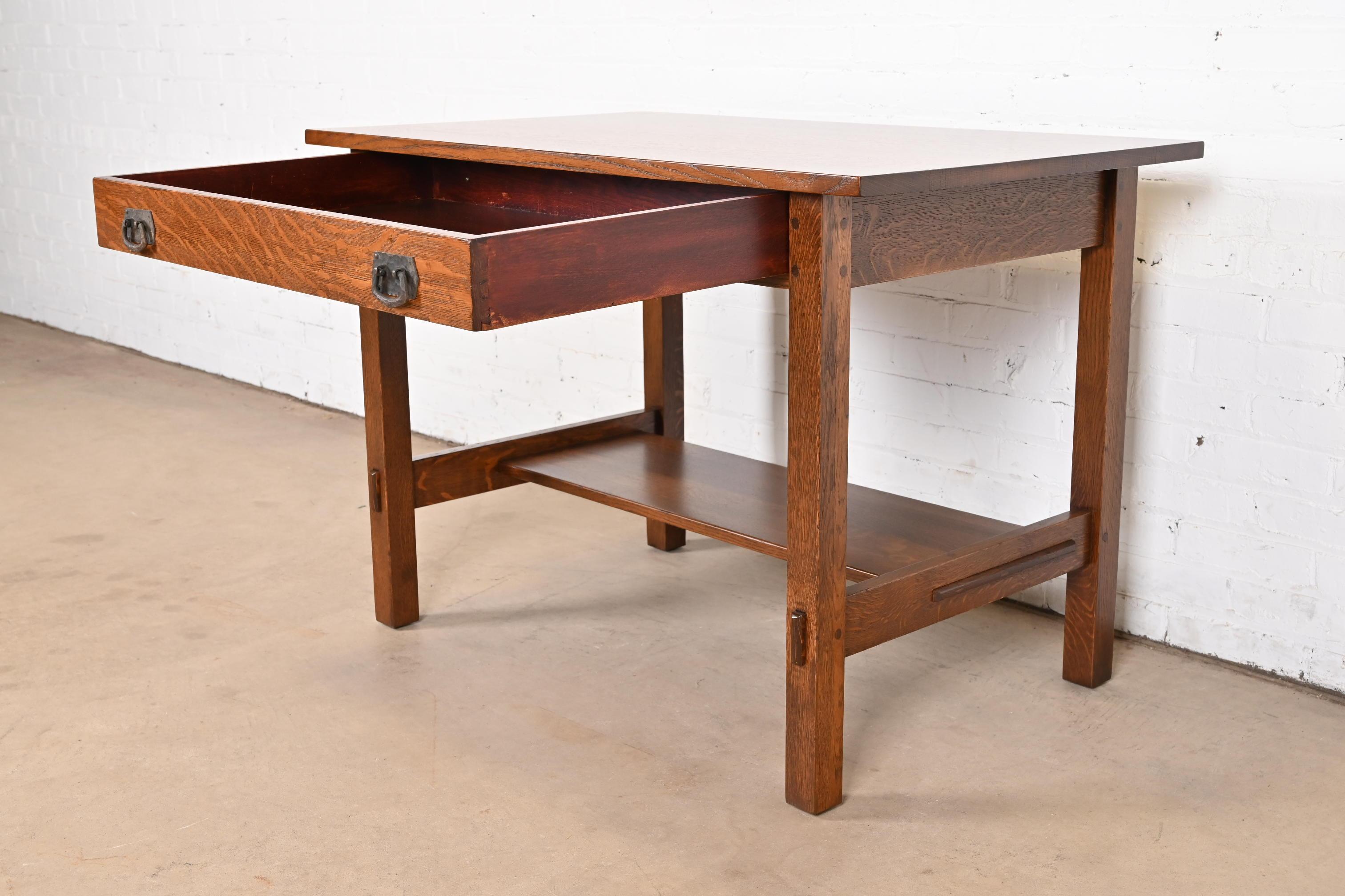 Escritorio o mesa de biblioteca Gustav Stickley Mission Arts & Crafts de roble, recién restaurado en venta 3
