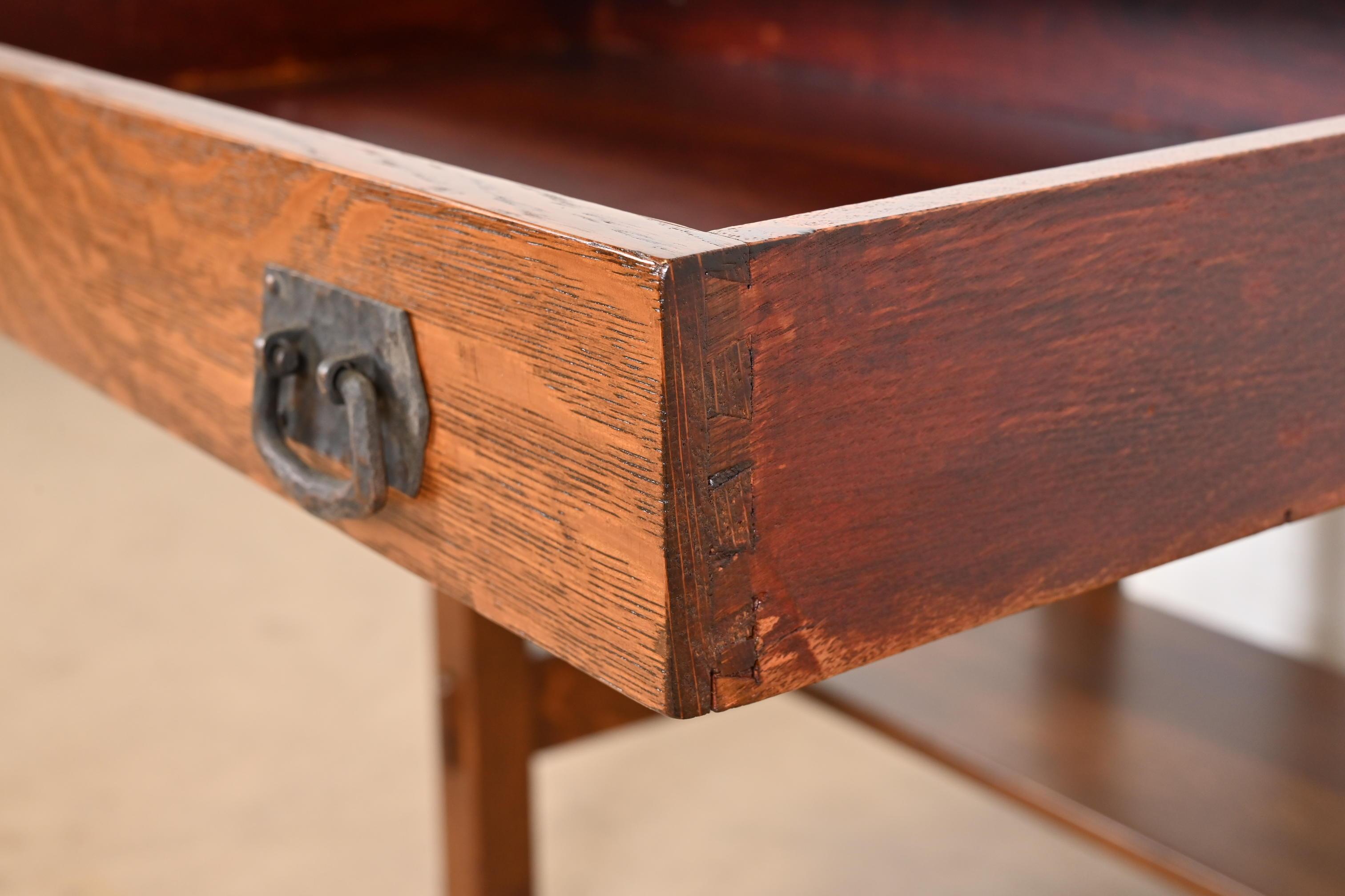 Table de bibliothèque ou bureau Arts & Crafts en chêne Gustav Stickley Mission, nouvellement restaurée en vente 4