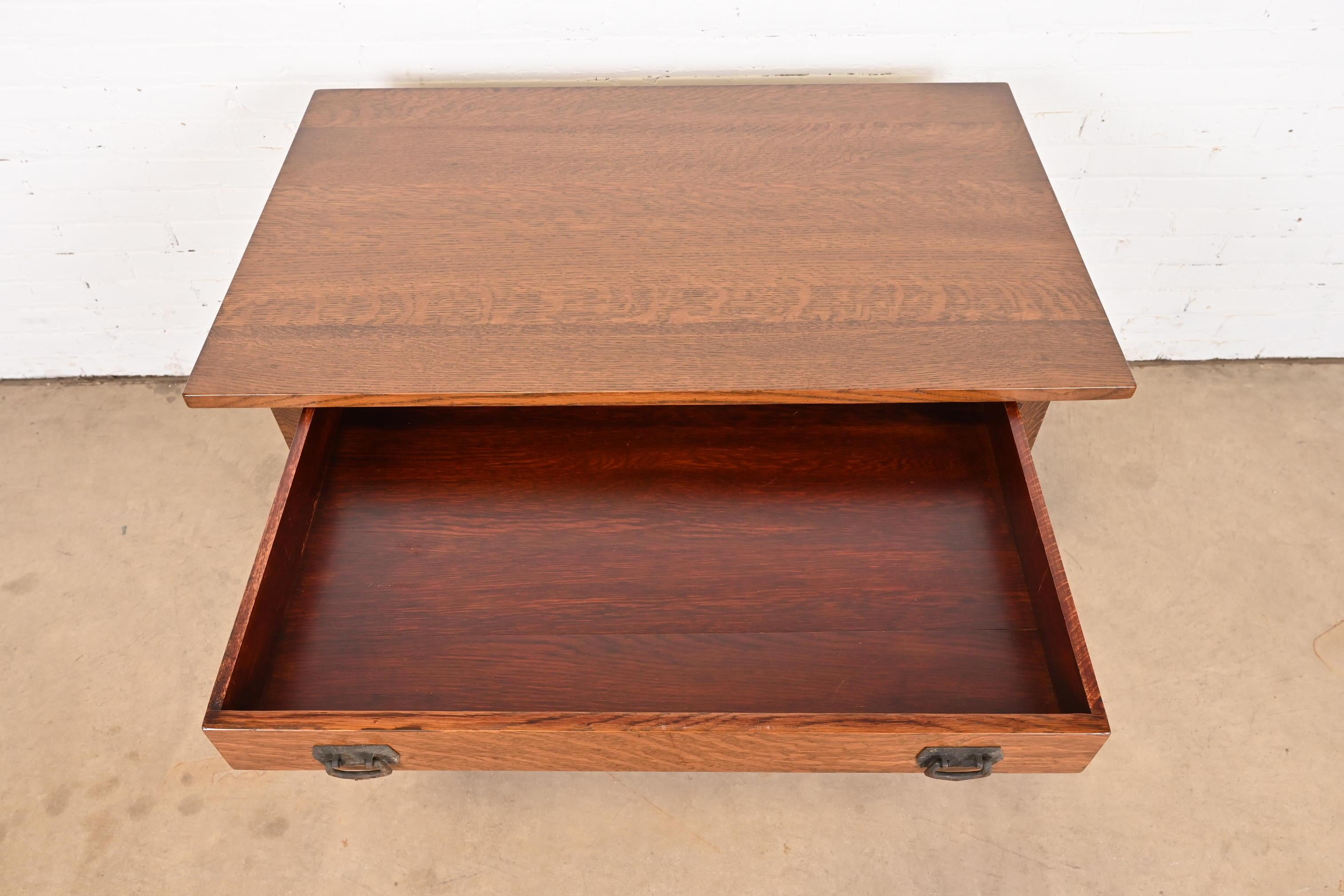 Escritorio o mesa de biblioteca Gustav Stickley Mission Arts & Crafts de roble, recién restaurado en venta 5
