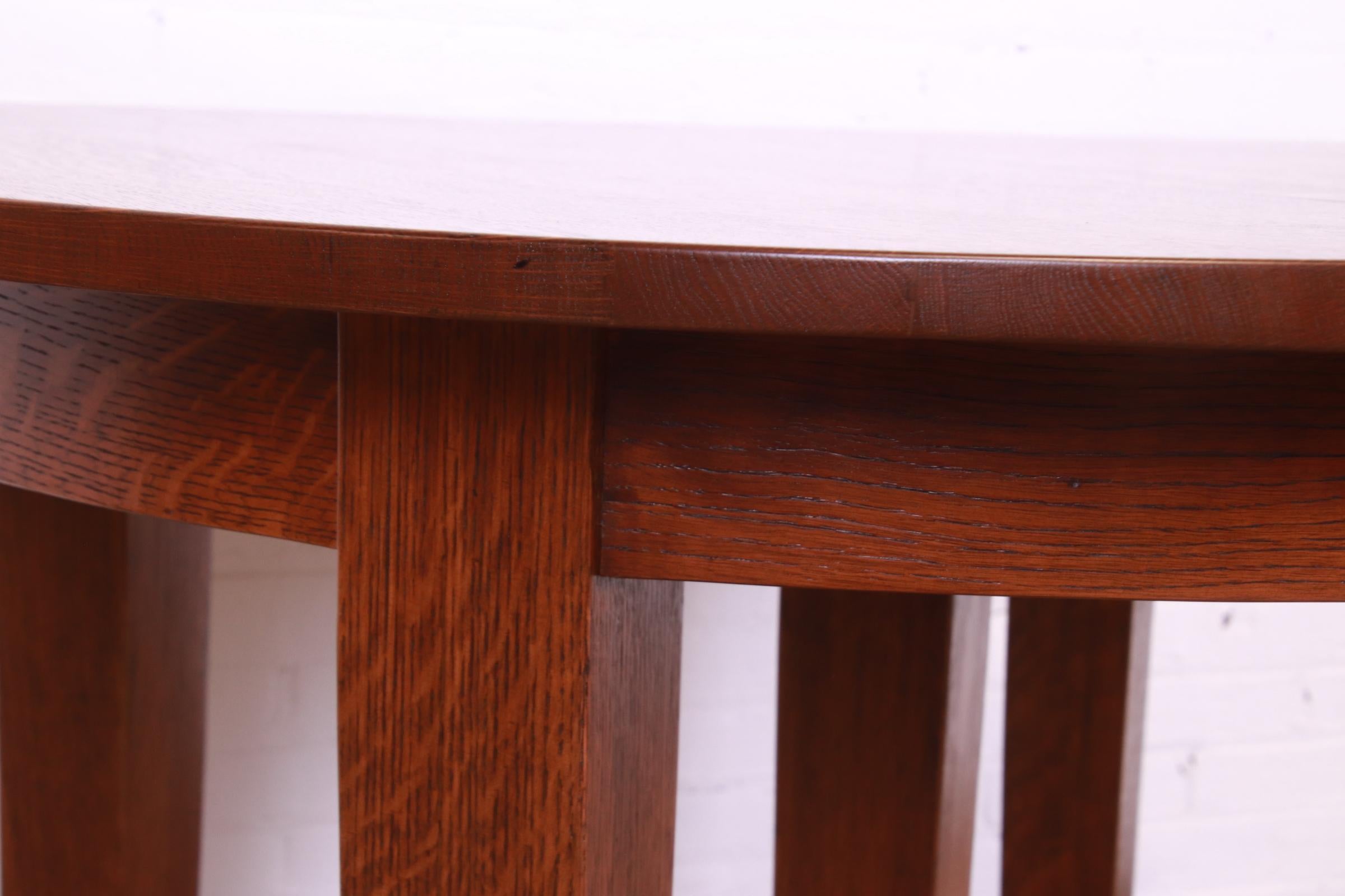 Table de salle à manger à rallonge en chêne Arts & Crafts Mission de Gustav Stickley, récemment restaurée en vente 8