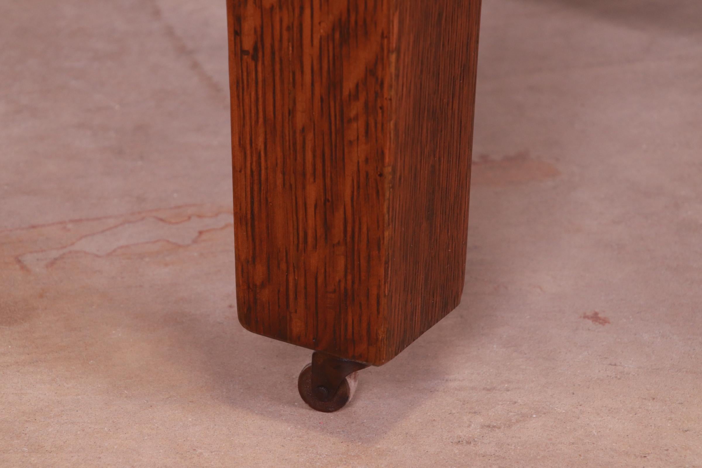 Table de salle à manger à rallonge en chêne Arts & Crafts Mission de Gustav Stickley, récemment restaurée en vente 9