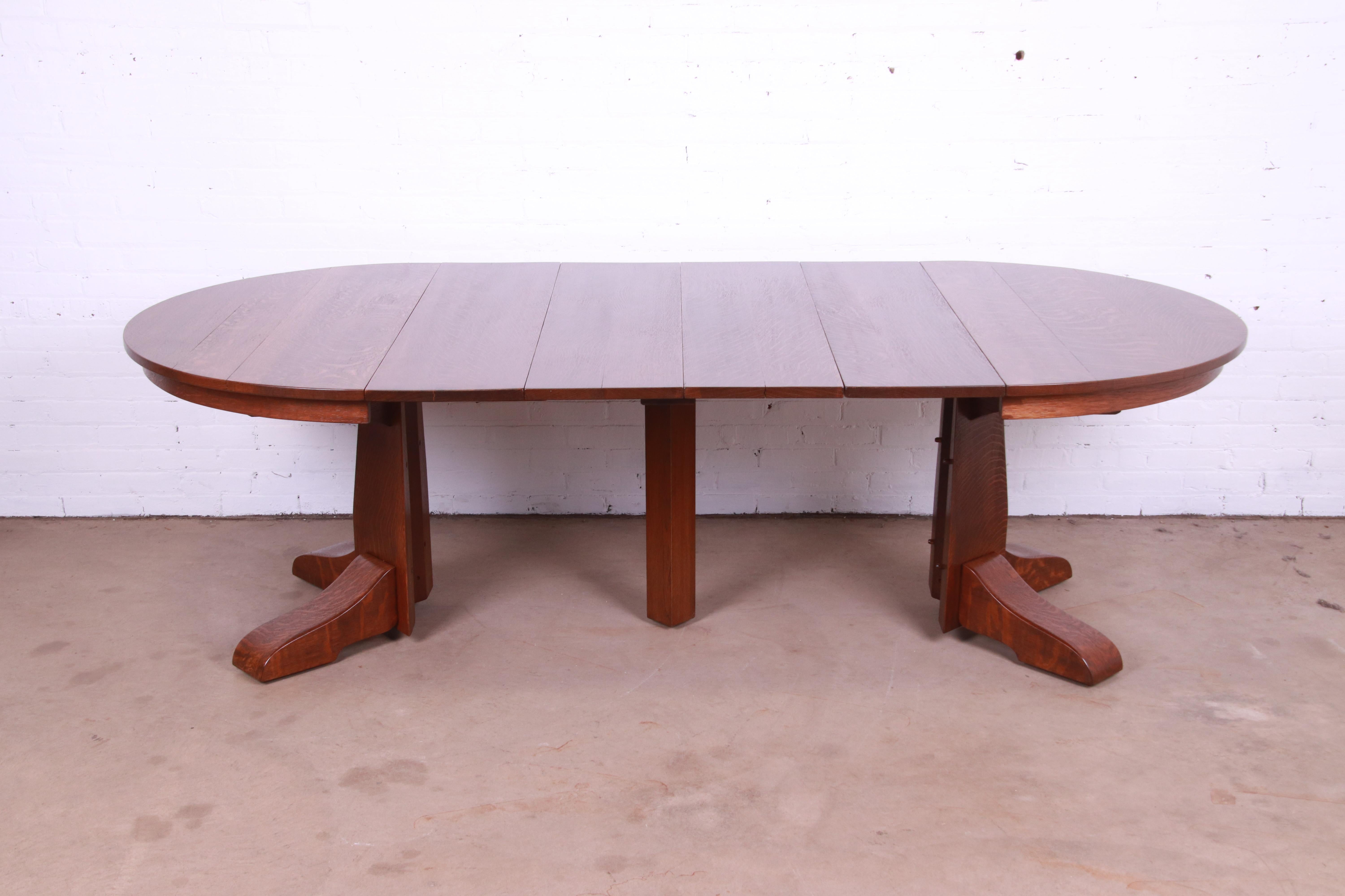 A rare and exceptional Mission oak Arts & Crafts pedestal extension dining table

By Gustav Stickley

USA, Circa 1900

Measures: 48