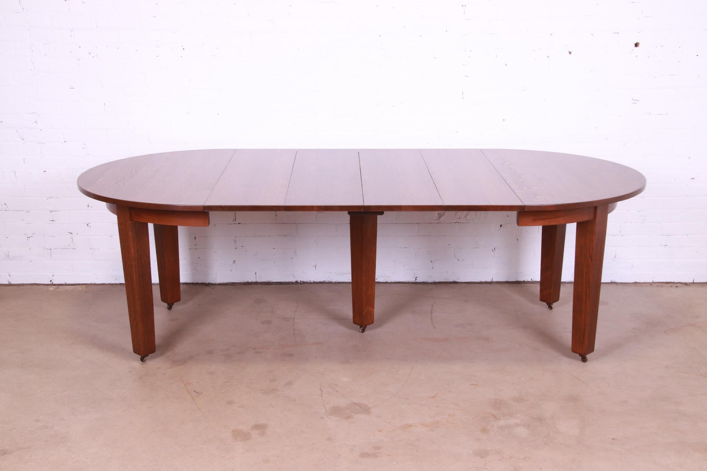 A rare and exceptional Mission oak Arts & Crafts extension dining table

By Gustav Stickley

USA, Circa 1900

Measures: 48