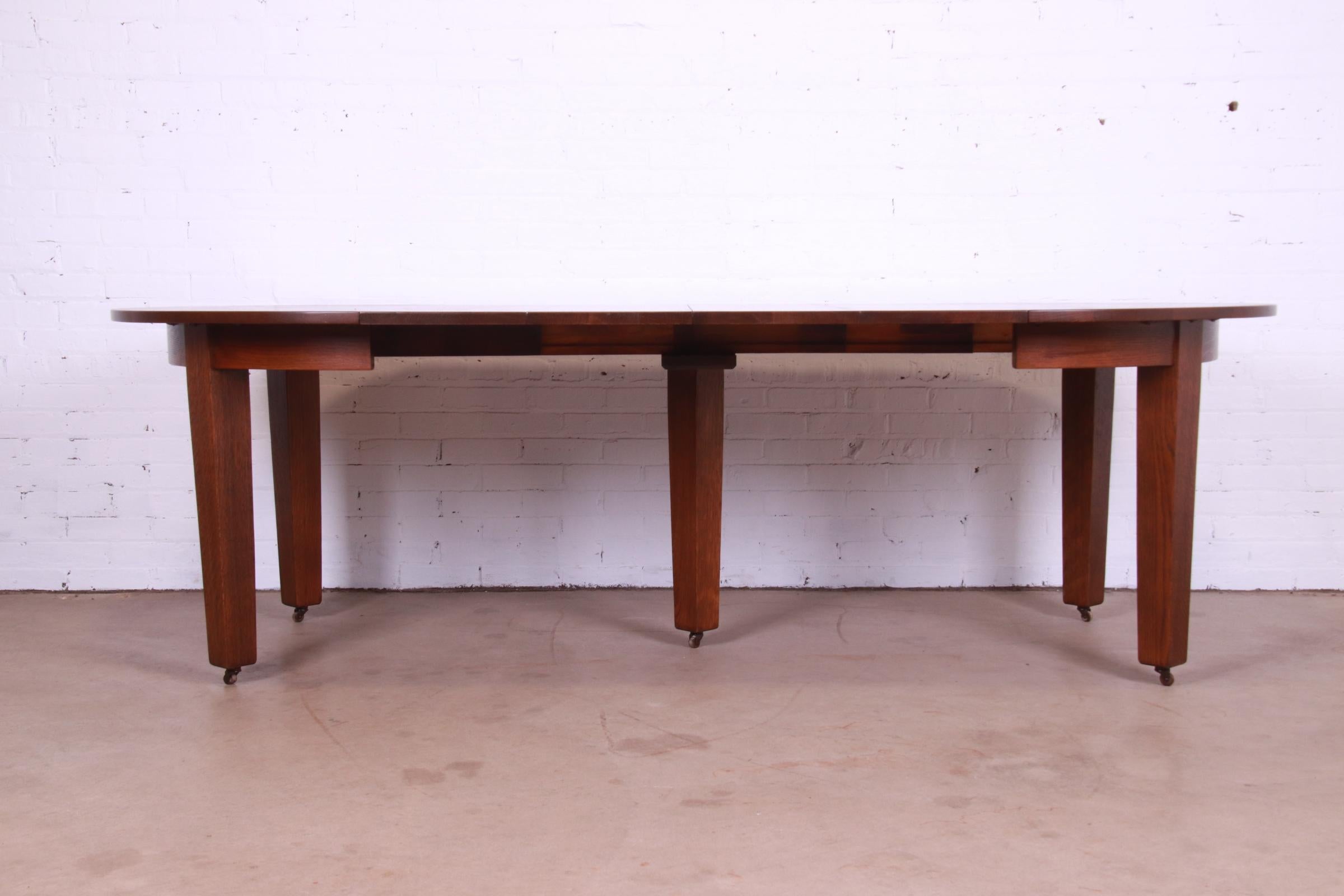 Arts and Crafts Tavolo da pranzo allungabile Mission Arts & Crafts di Gustav Stickley in Oak, appena restaurato in vendita