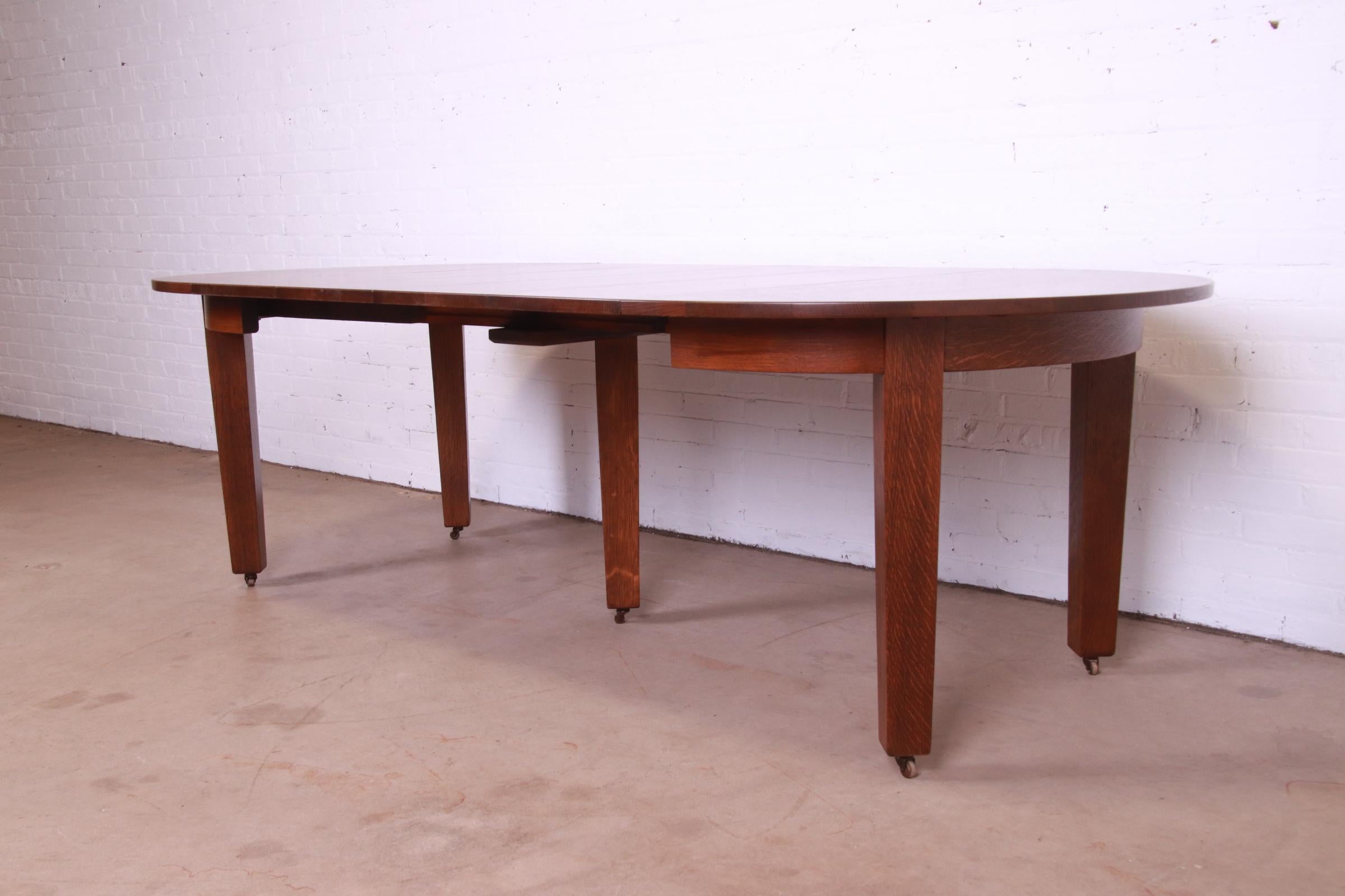 Table de salle à manger à rallonge en chêne Arts & Crafts Mission de Gustav Stickley, récemment restaurée Bon état - En vente à South Bend, IN