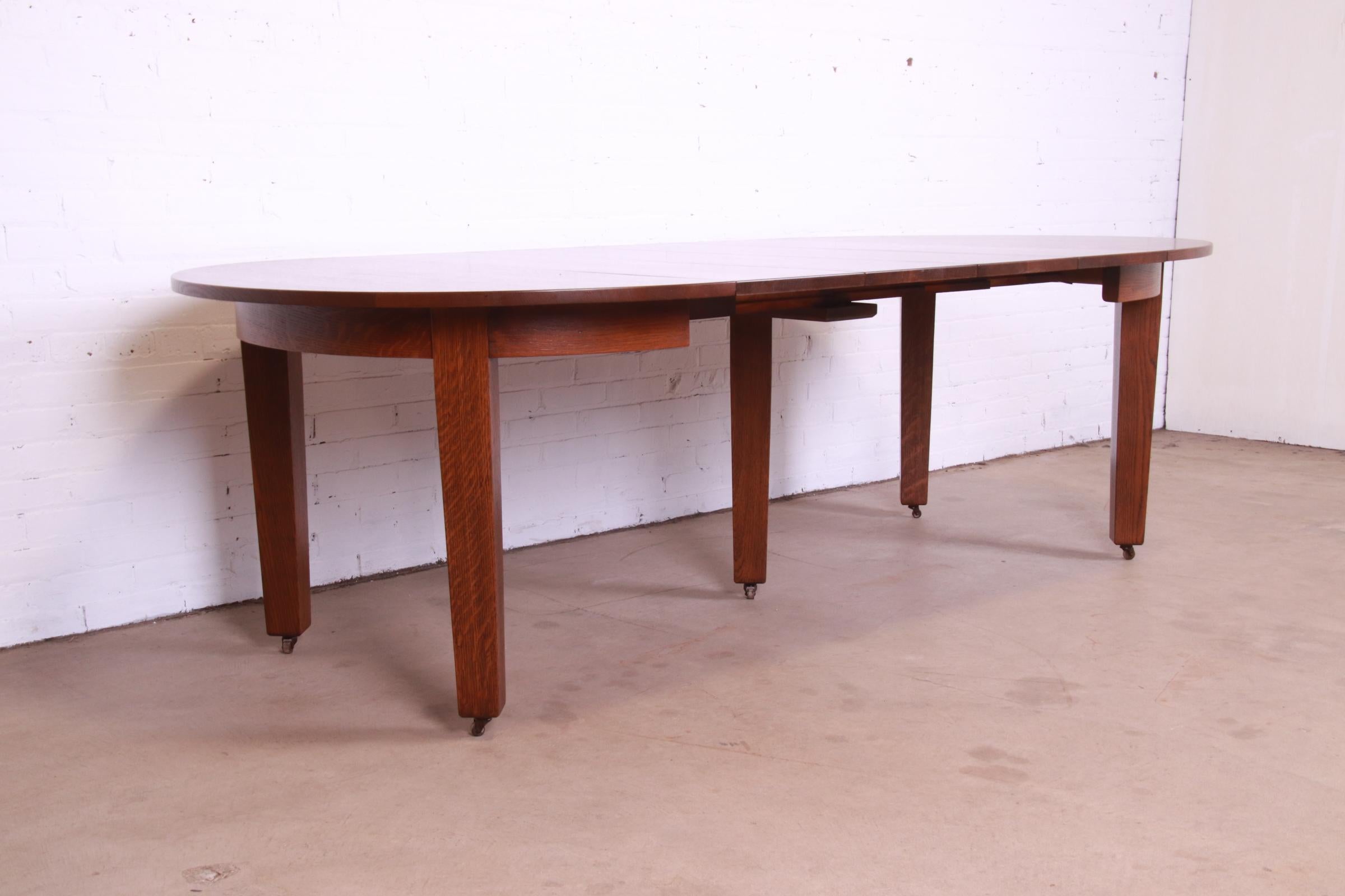 Chêne Table de salle à manger à rallonge en chêne Arts & Crafts Mission de Gustav Stickley, récemment restaurée en vente