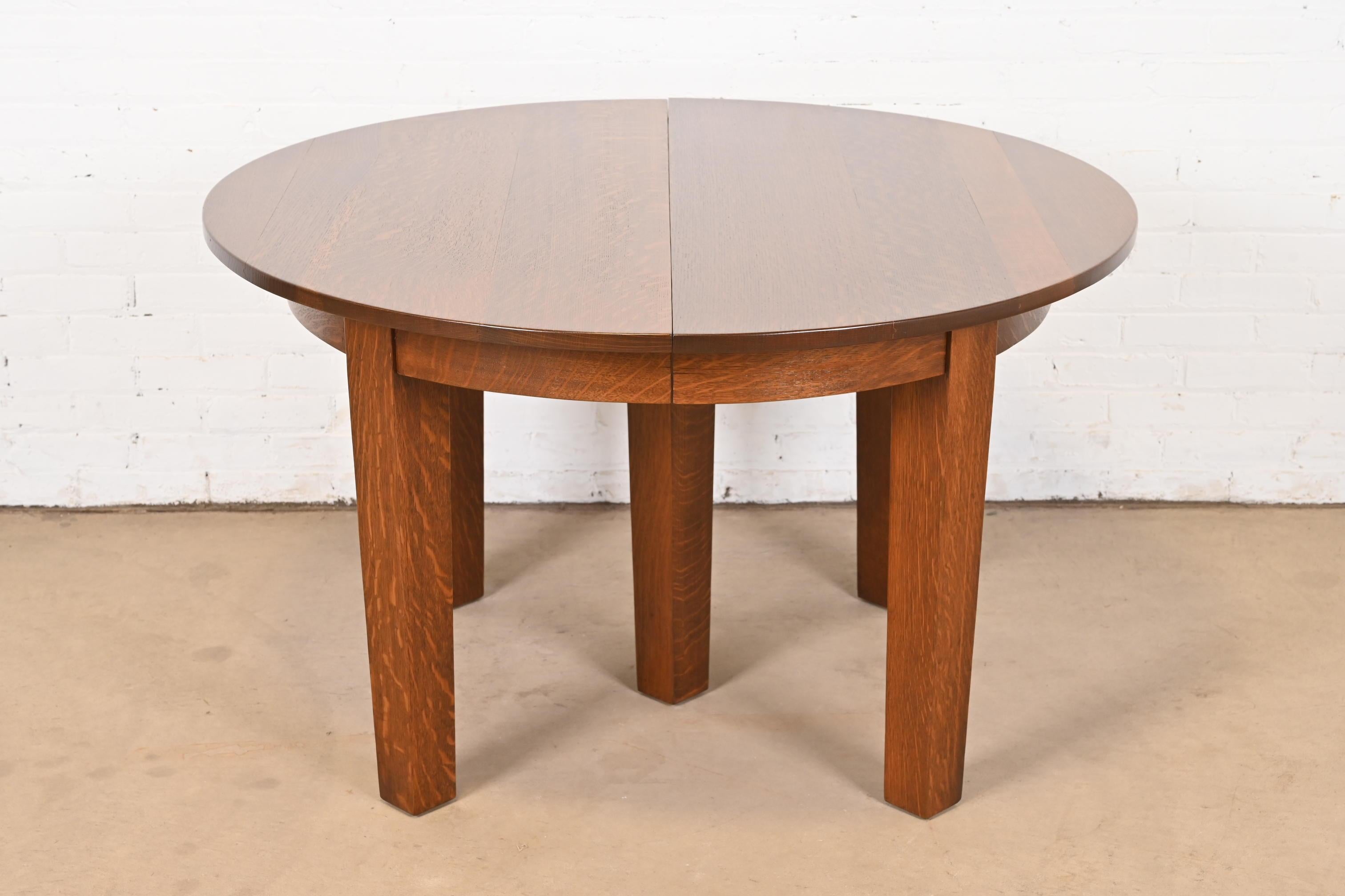 Chêne Table de salle à manger à rallonge en chêne Arts & Crafts Mission de Gustav Stickley, récemment restaurée en vente