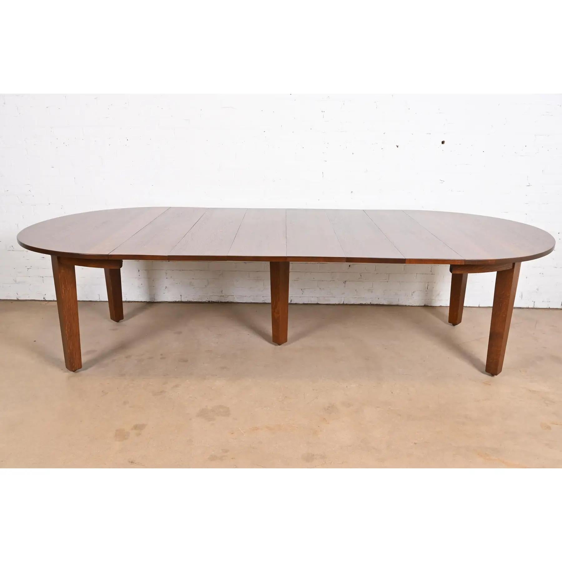 Rare et exceptionnelle table de salle à manger à rallonge en chêne Mission Arts & Crafts

Par Gustav Stickley (signé avec étiquette en papier)

USA, Circa 1900

Dimensions : 54 