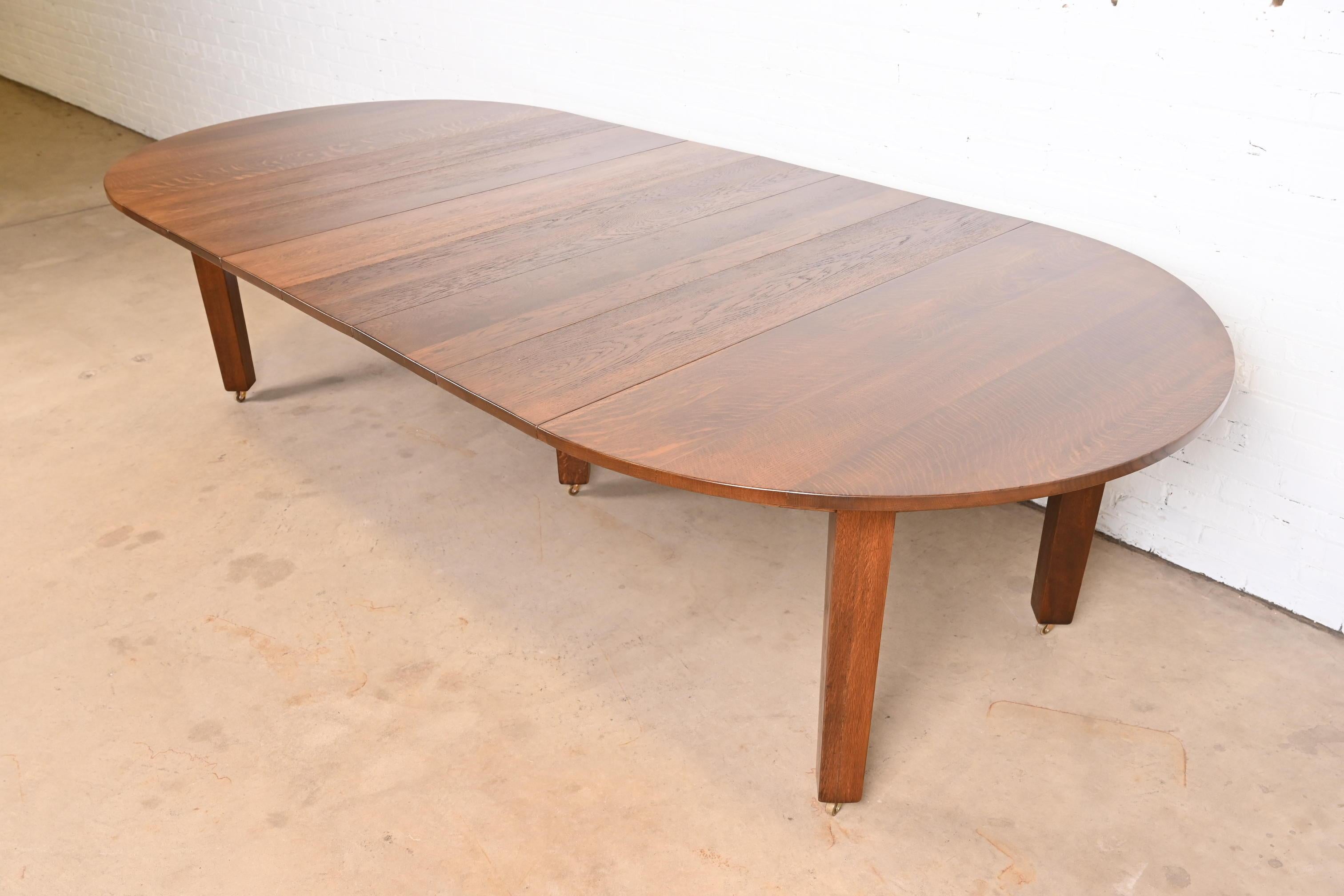 A rare and exceptional Mission oak Arts & Crafts extension dining table

By Gustav Stickley

USA, circa 1900

Measures: 54
