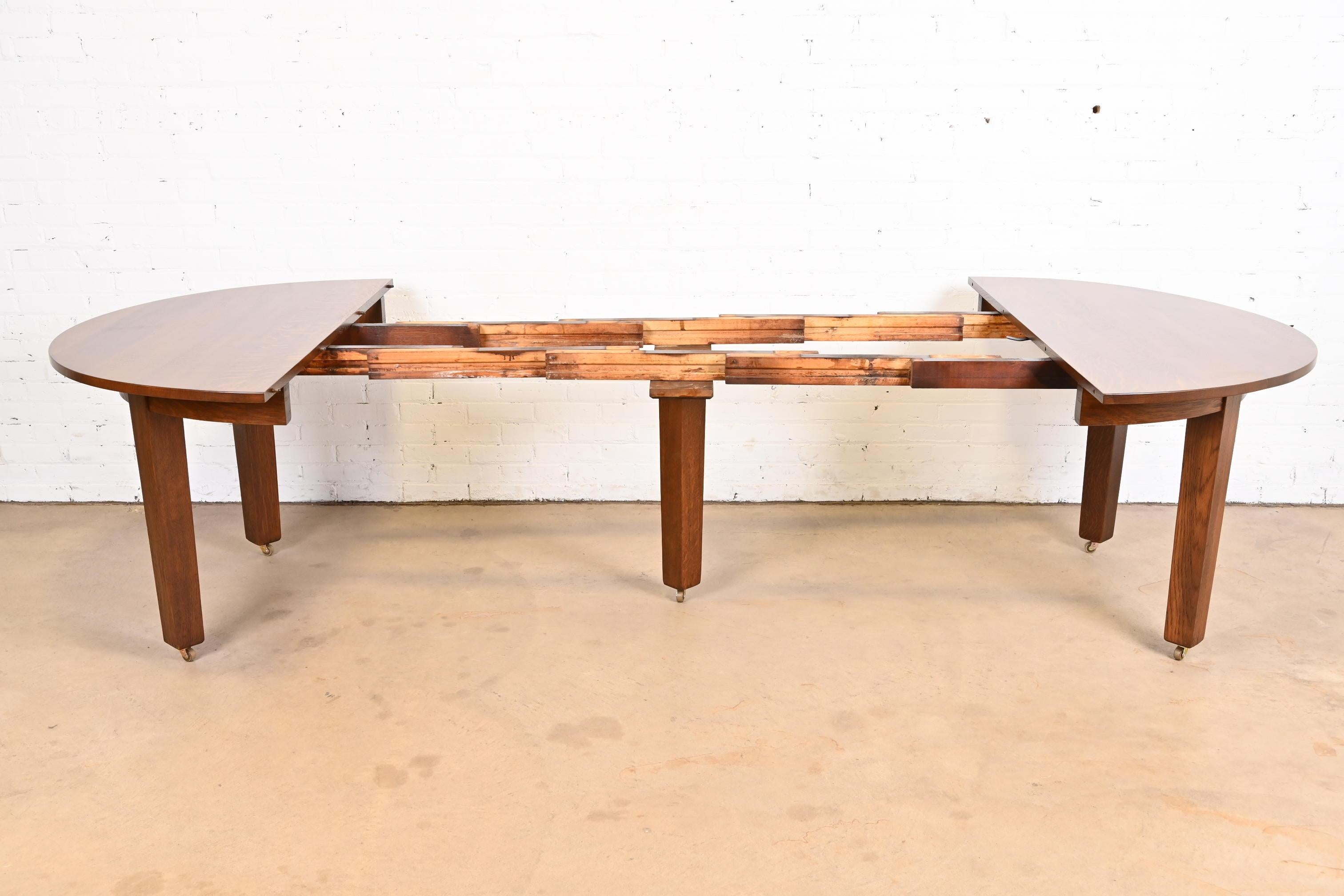 Chêne Gustav Stickley Mission table de salle à manger à rallonge Arts & Crafts en chêne avec six rallonges en vente