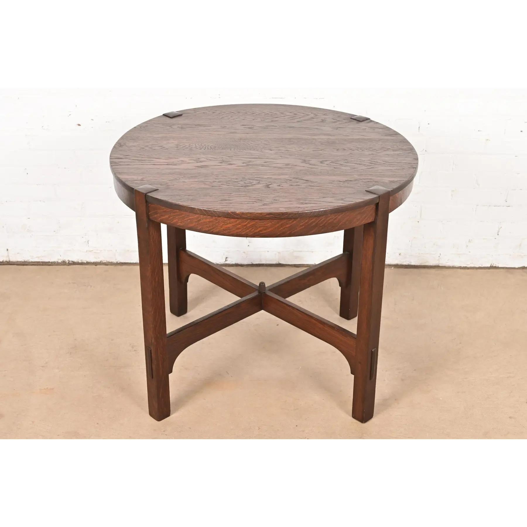 Ein seltener und außergewöhnlicher Lampentisch, Teetisch oder Spieltisch aus Eiche aus der Zeit der Mission oder des Arts & Crafts

Von Gustav Stickley 

USA, ca. 1910

Maße: 36 