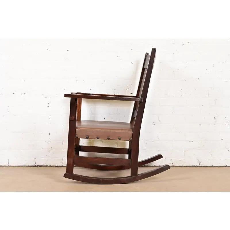 Sedia a dondolo Mission Arts & Crafts di Gustav Stickley in Oak, circa 1910 in vendita 3