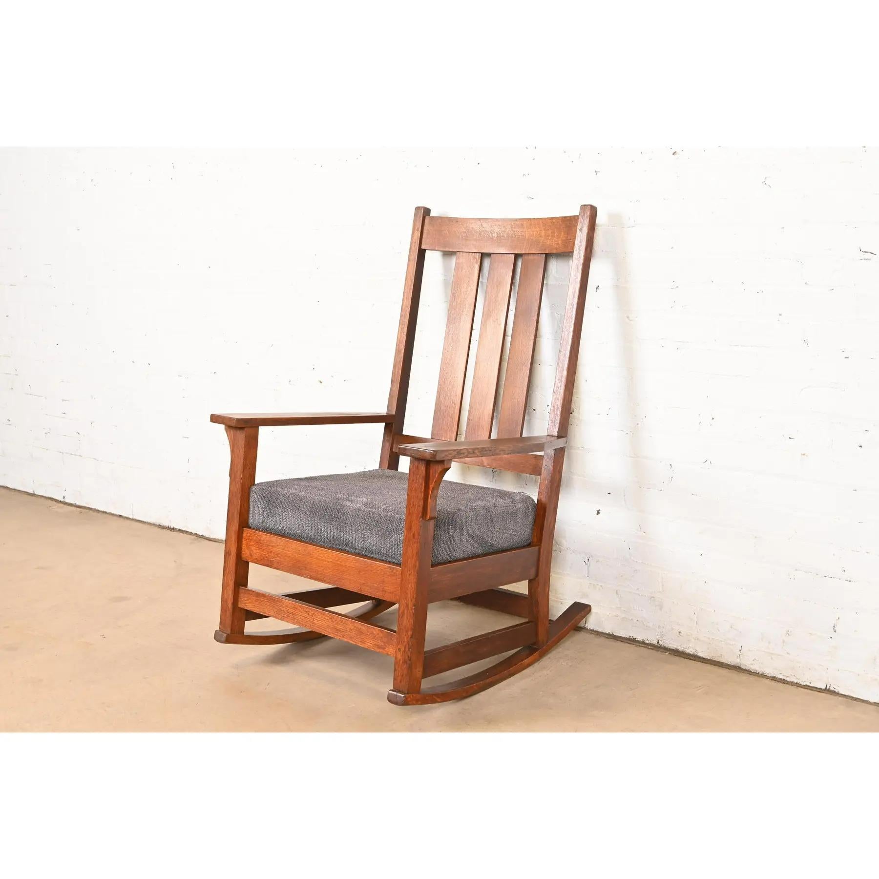 Una splendida sedia a dondolo Mission Arts & Crafts in legno di quercia

Di Gustav Stickley (firmato con decalcomania rossa)

USA, circa 1910

In legno massiccio di quercia segato a quarto, con seduta imbottita.

Misure: 27,13