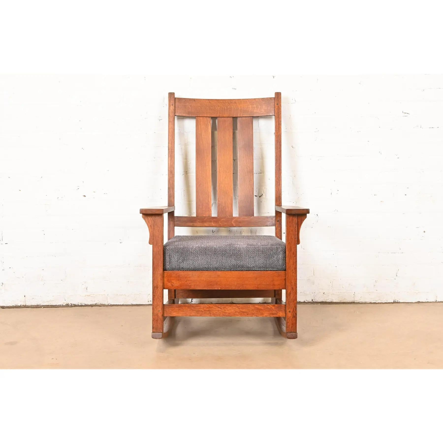 Arts and Crafts Sedia a dondolo Mission Arts & Crafts di Gustav Stickley in Oak, circa 1910 in vendita