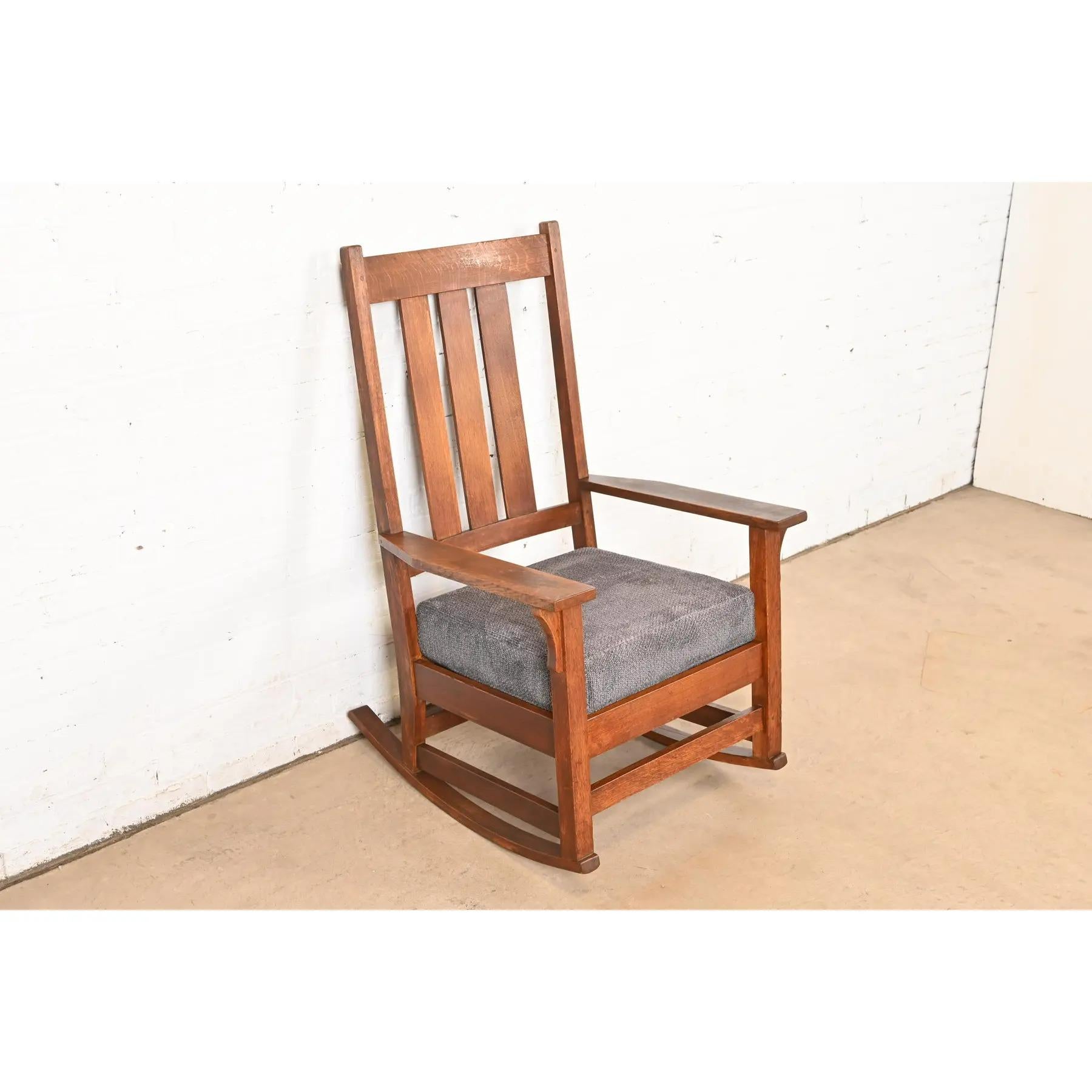 Americano Sedia a dondolo Mission Arts & Crafts di Gustav Stickley in Oak, circa 1910 in vendita