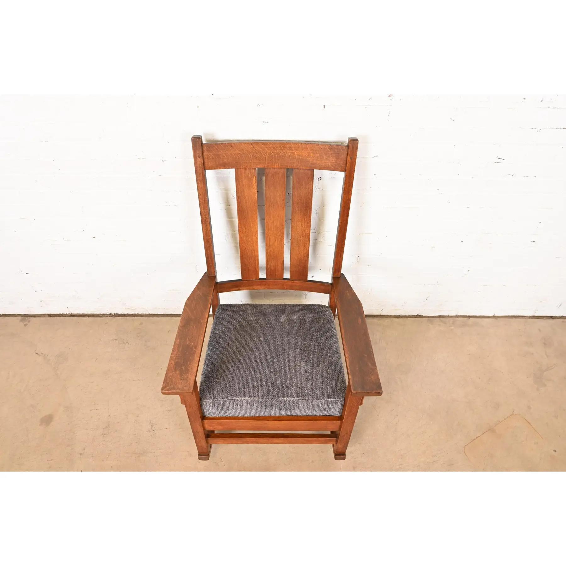 Sedia a dondolo Mission Arts & Crafts di Gustav Stickley in Oak, circa 1910 In condizioni buone in vendita a South Bend, IN