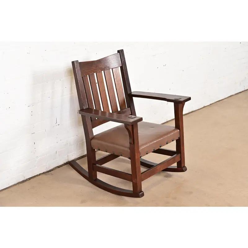 Sedia a dondolo Mission Arts & Crafts di Gustav Stickley in Oak, circa 1910 In condizioni buone in vendita a South Bend, IN