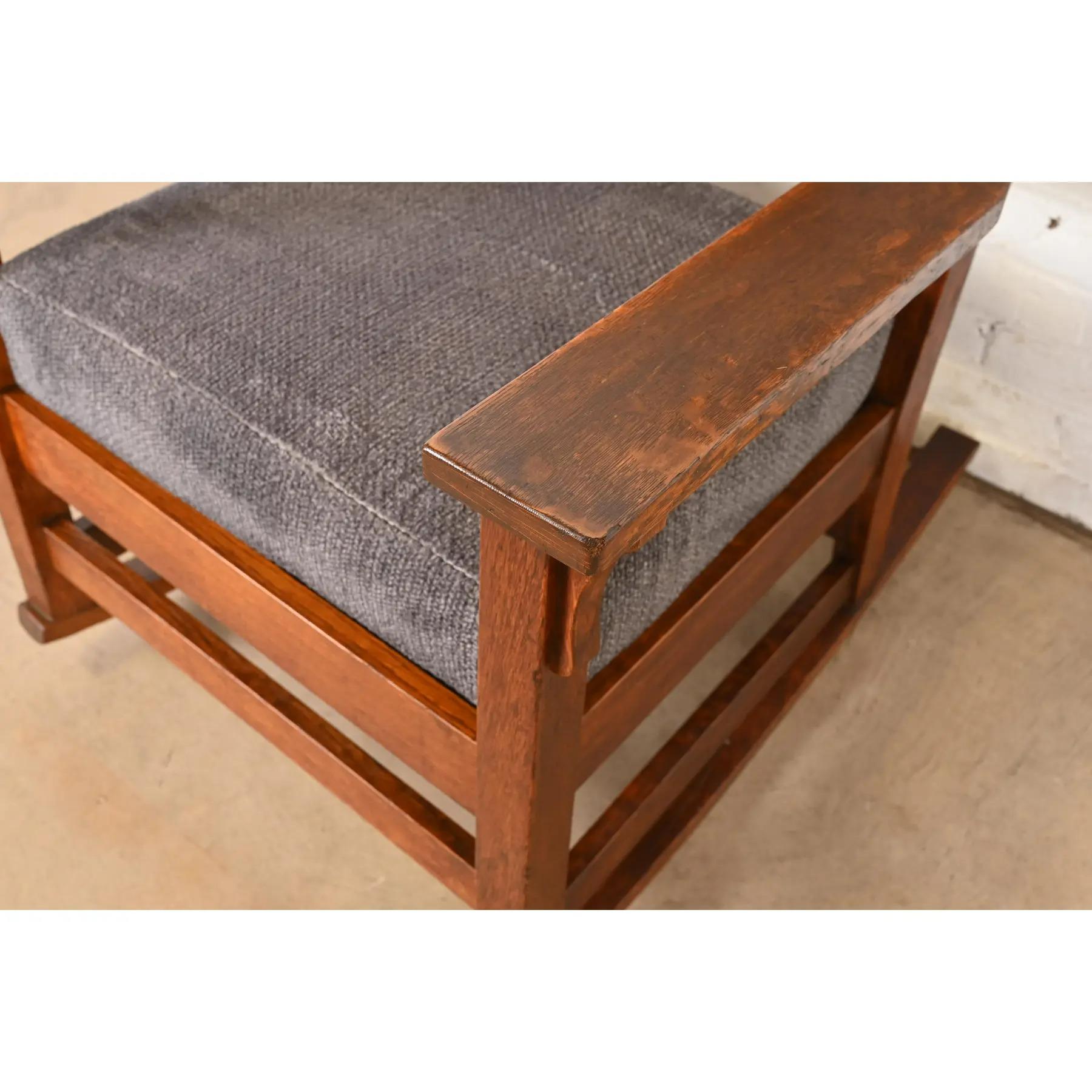 Tappezzeria Sedia a dondolo Mission Arts & Crafts di Gustav Stickley in Oak, circa 1910 in vendita