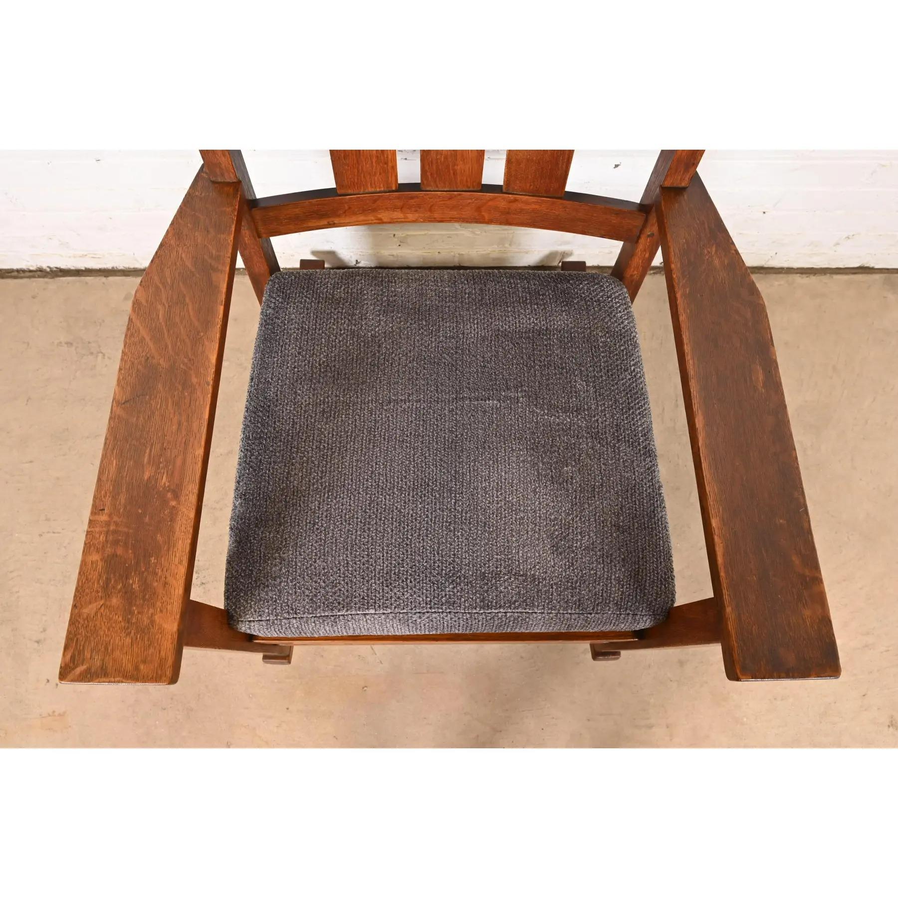 Sedia a dondolo Mission Arts & Crafts di Gustav Stickley in Oak, circa 1910 in vendita 1