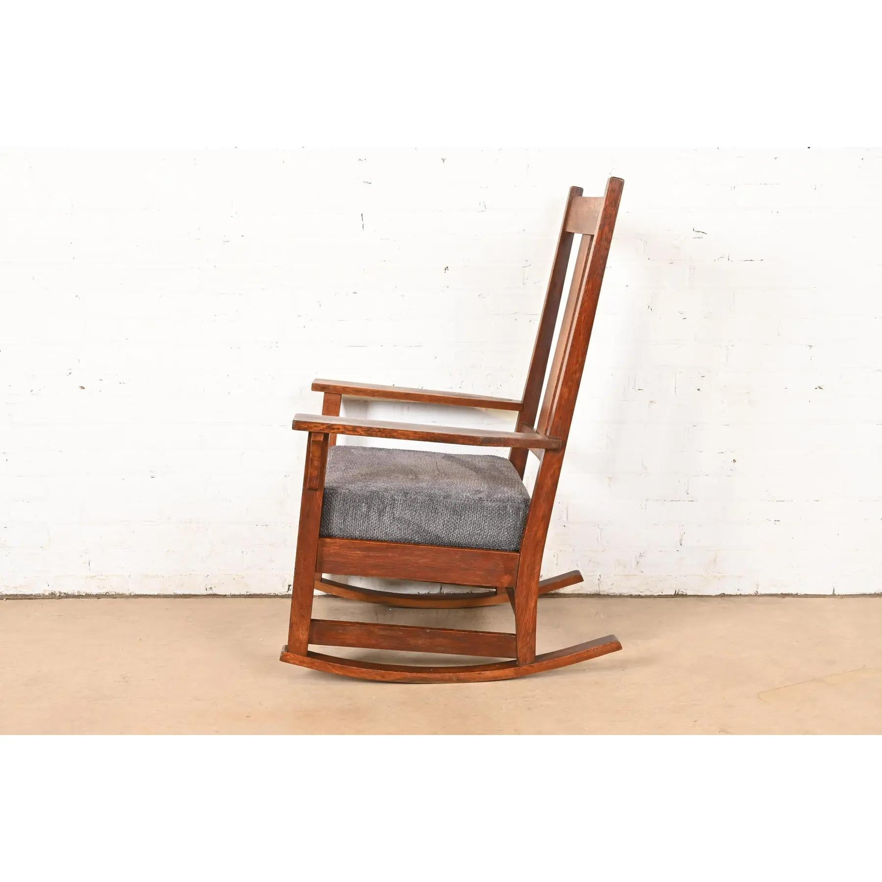 Sedia a dondolo Mission Arts & Crafts di Gustav Stickley in Oak, circa 1910 in vendita 2