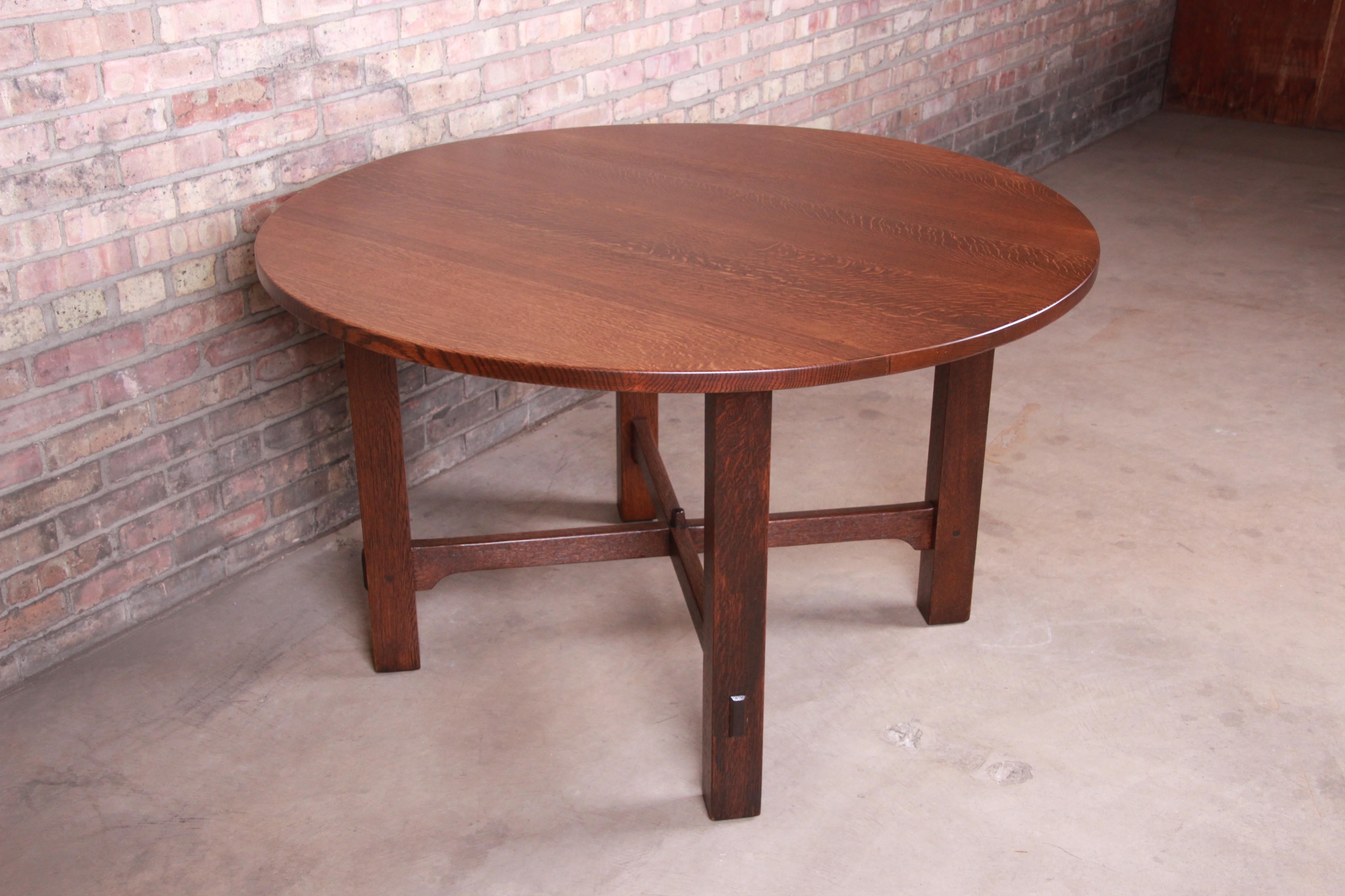A rare and exceptional mission Arts & Crafts quarter sawn oak round dining or center table

By Gustav Stickley (original branded label)

Eastwood, NY, circa 1900

Measures: 49.75