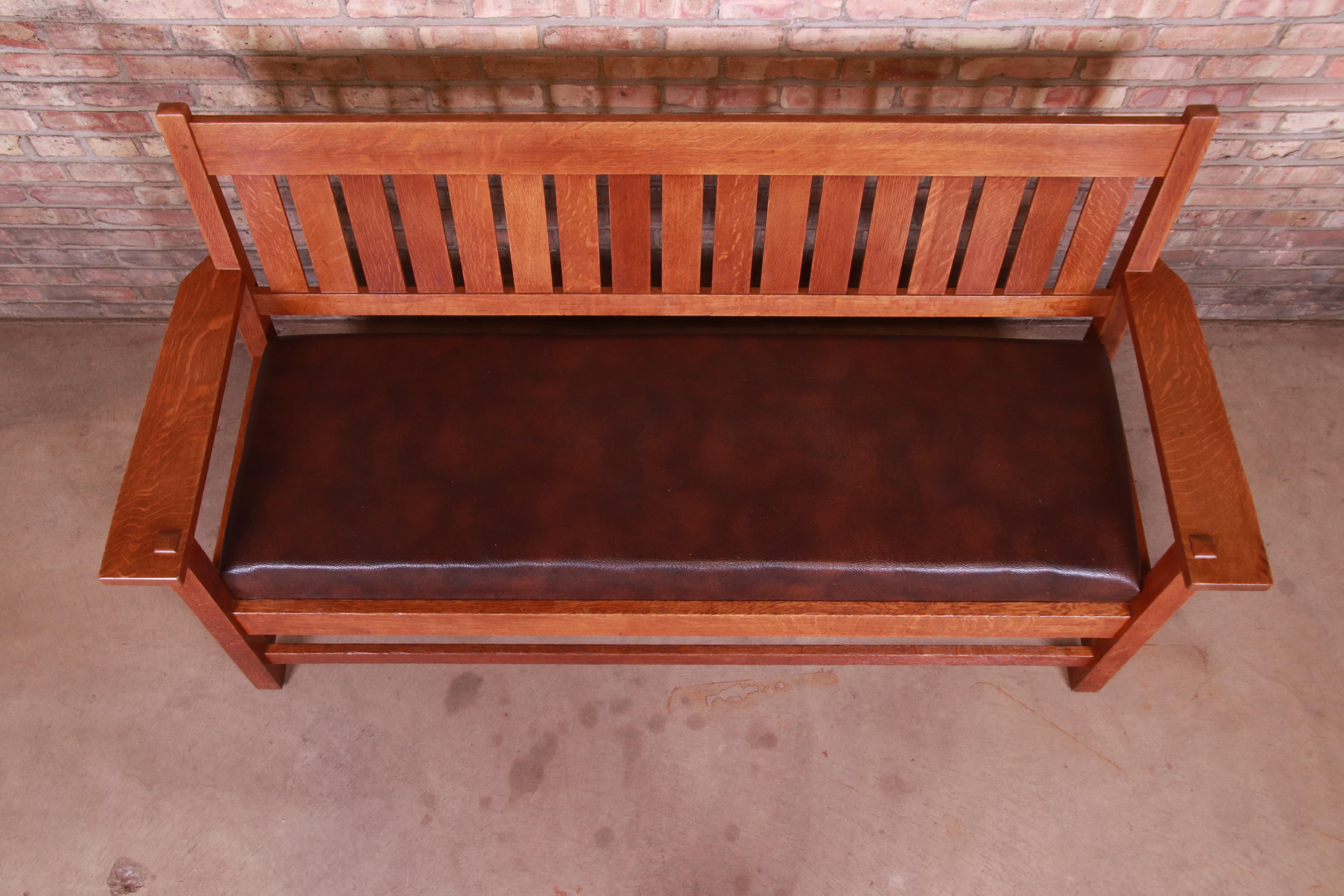 Gustav Stickley Mission Oak Arts & Crafts Settle Sofa, circa 1900 In Good Condition In South Bend, IN