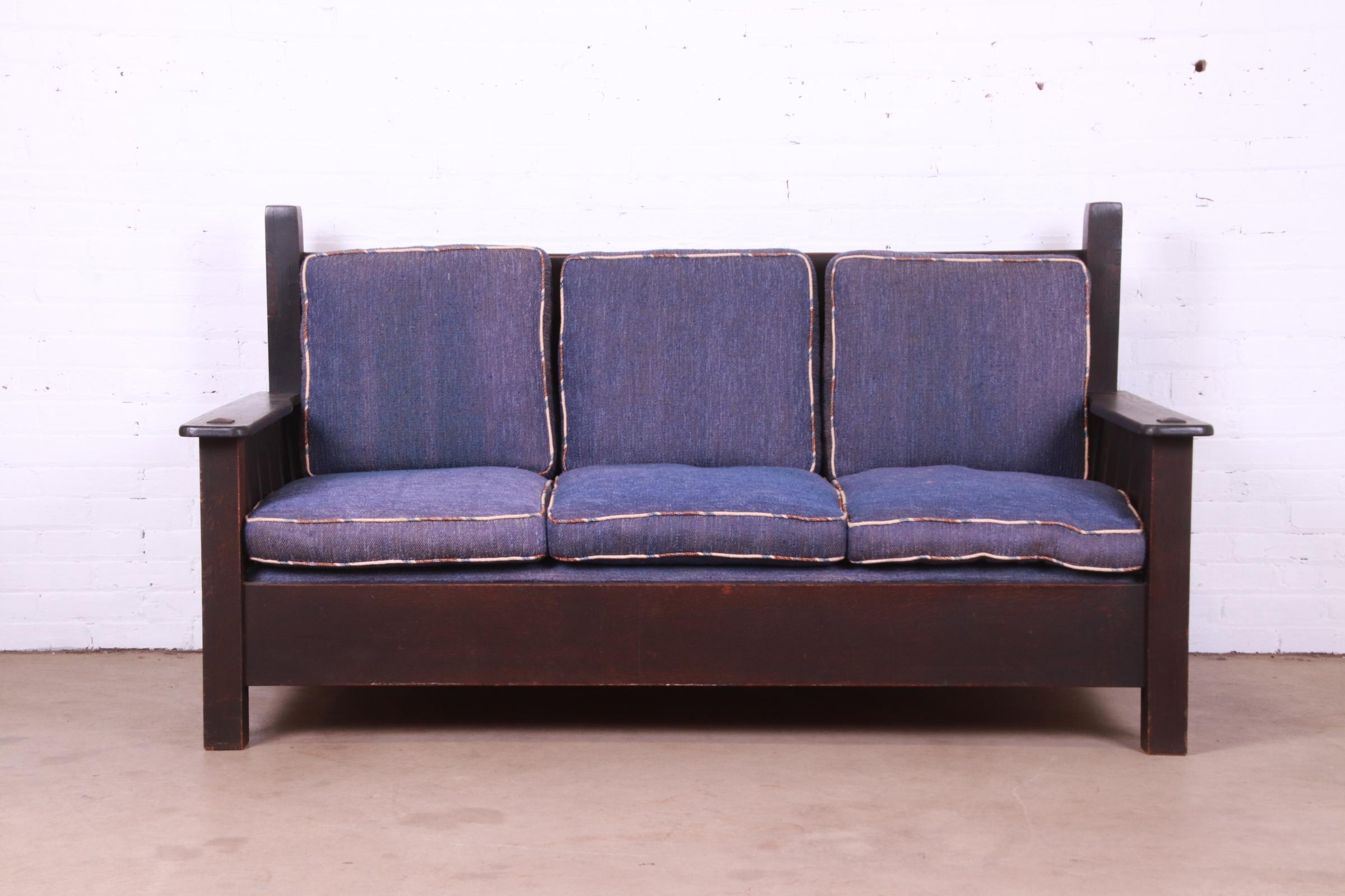 Gustav Stickley Mission Oak Arts & Crafts Settle Sofa, Circa 1900 In Good Condition In South Bend, IN