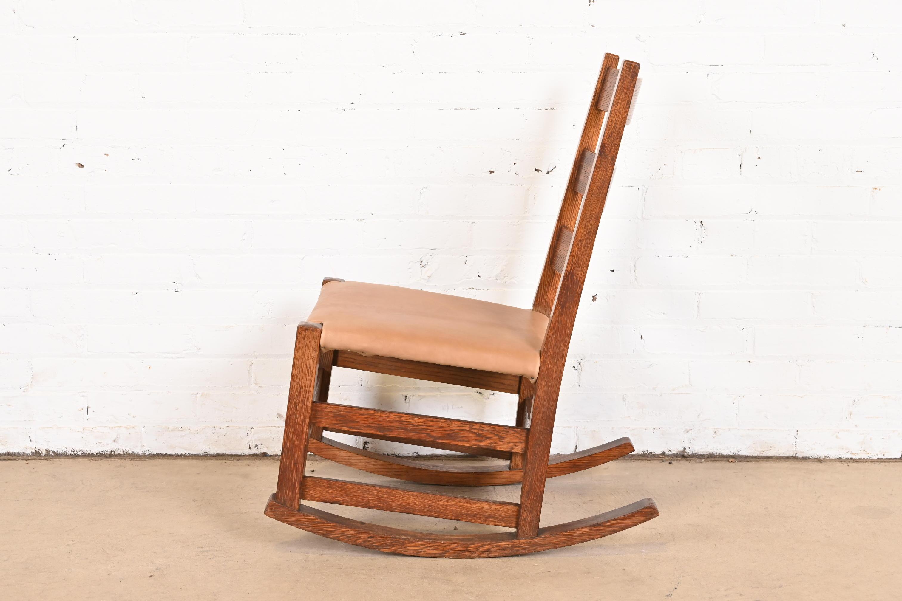 Chaise à bascule Mission en chêne à couture Arts & Crafts Gustav Stickley, vers 1900 en vente 5