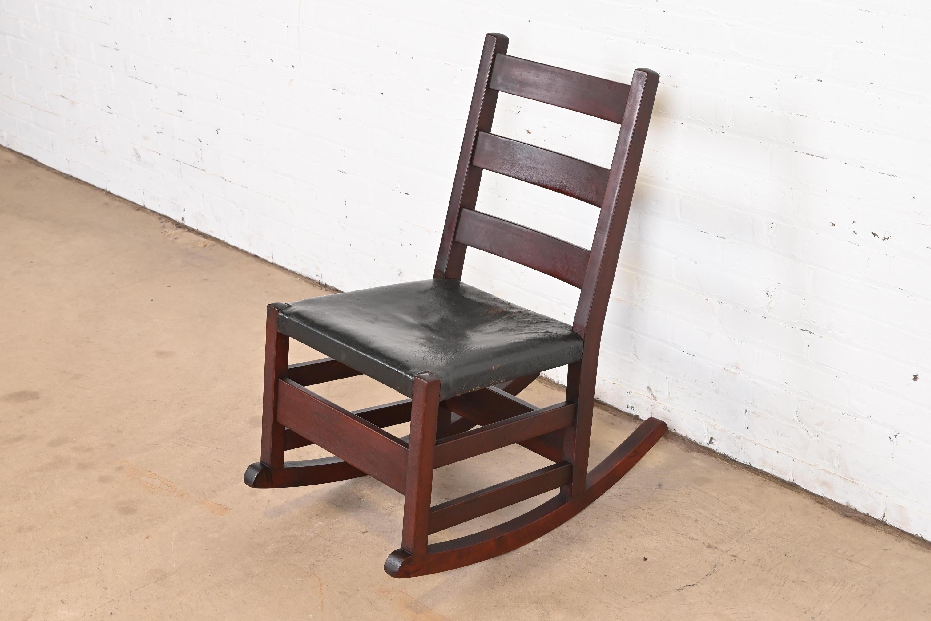 Un magnifique fauteuil de couture Arts & Crafts en chêne Mission

Par Gustav Stickley

USA, Circa 1900

Chêne massif scié en quartier, avec siège en cuir noir.

Dimensions : 18 