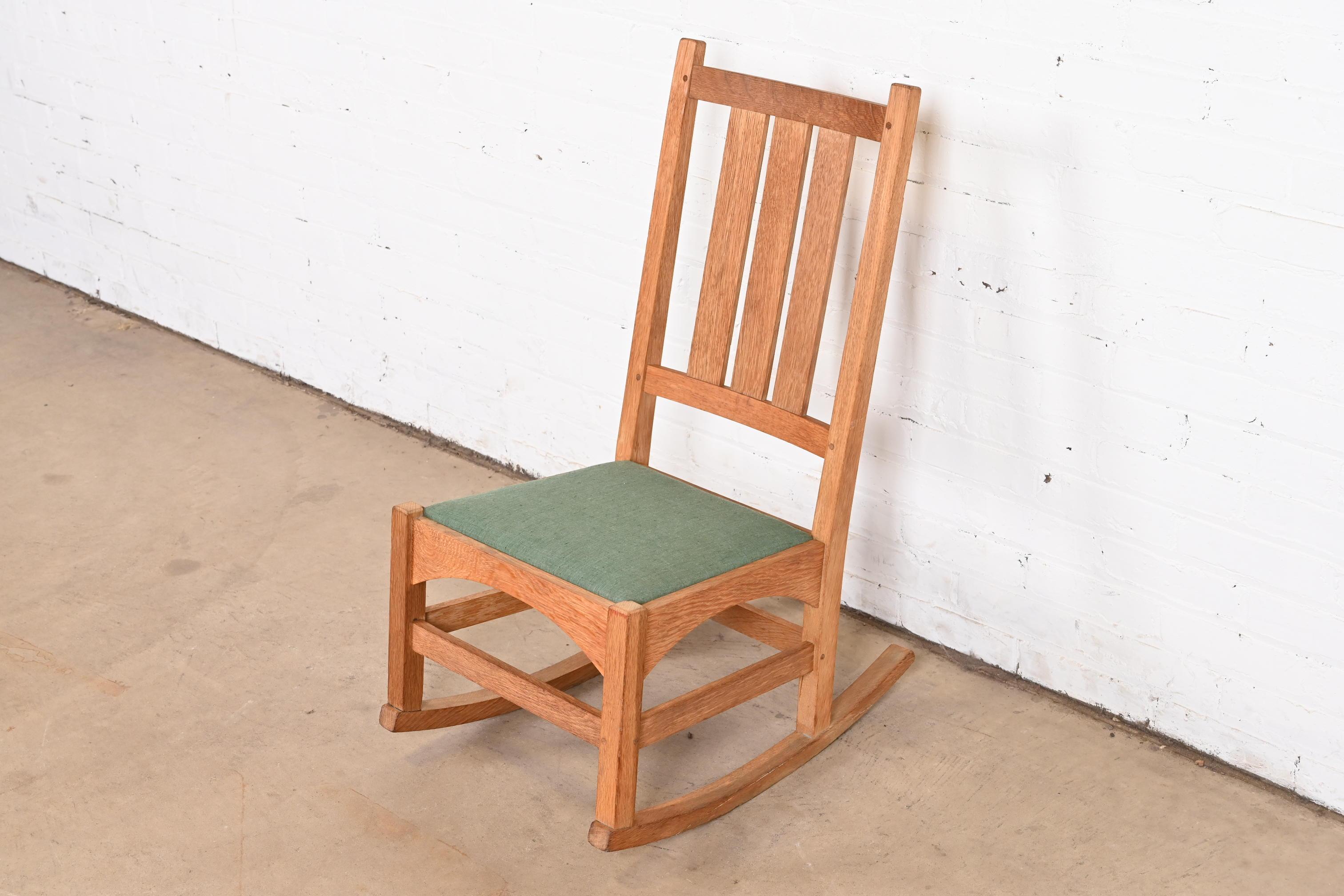 Gustav Stickley Mission Oak Arts & Crafts Sewing Rocking Chair, CIRCA 1900 (Arts and Crafts) im Angebot