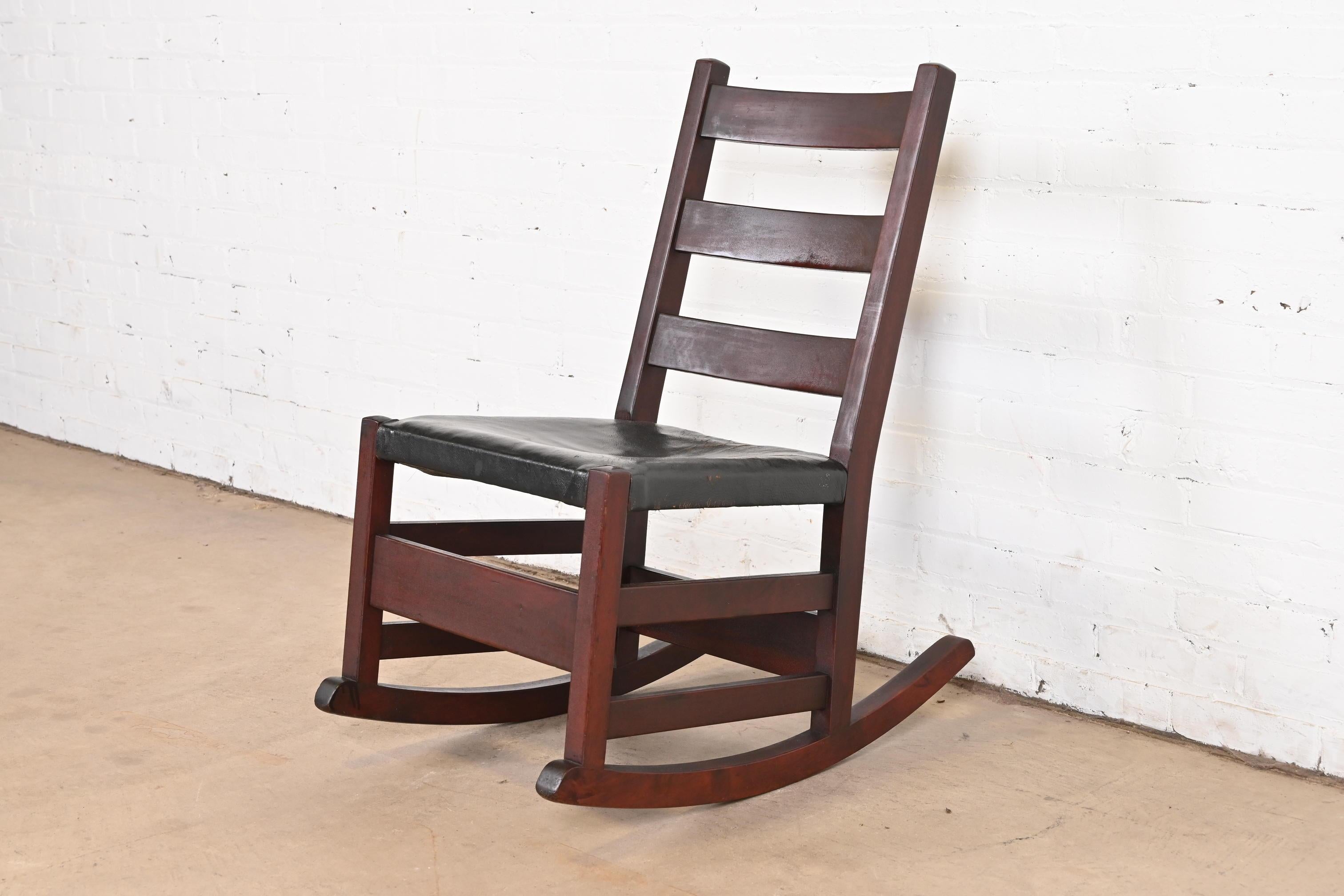 Gustav Stickley Mission Oak Arts & Crafts Sewing Rocking Chair, CIRCA 1900 (Arts and Crafts) im Angebot