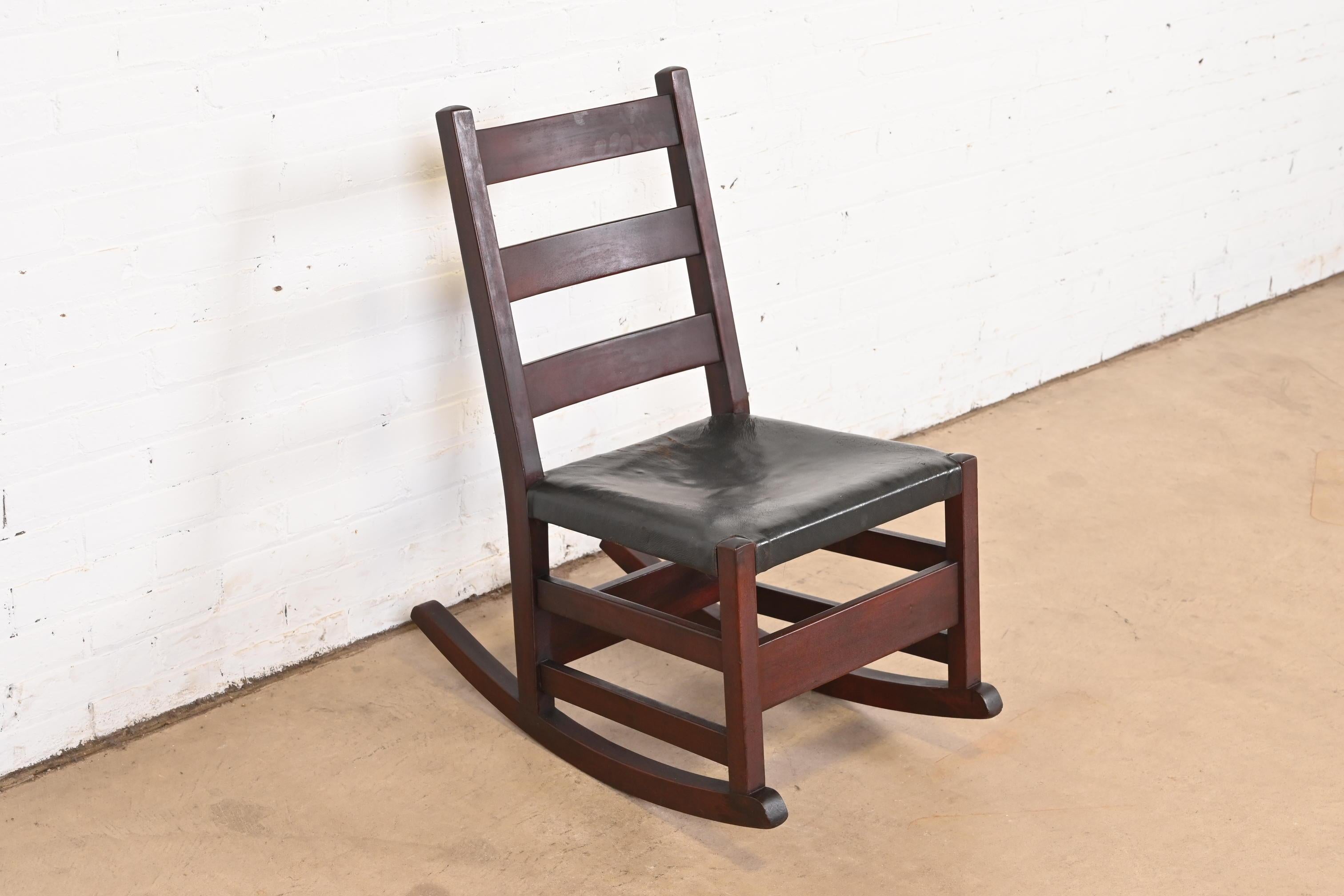 Gustav Stickley Mission Oak Arts & Crafts Sewing Rocking Chair, CIRCA 1900 (amerikanisch) im Angebot