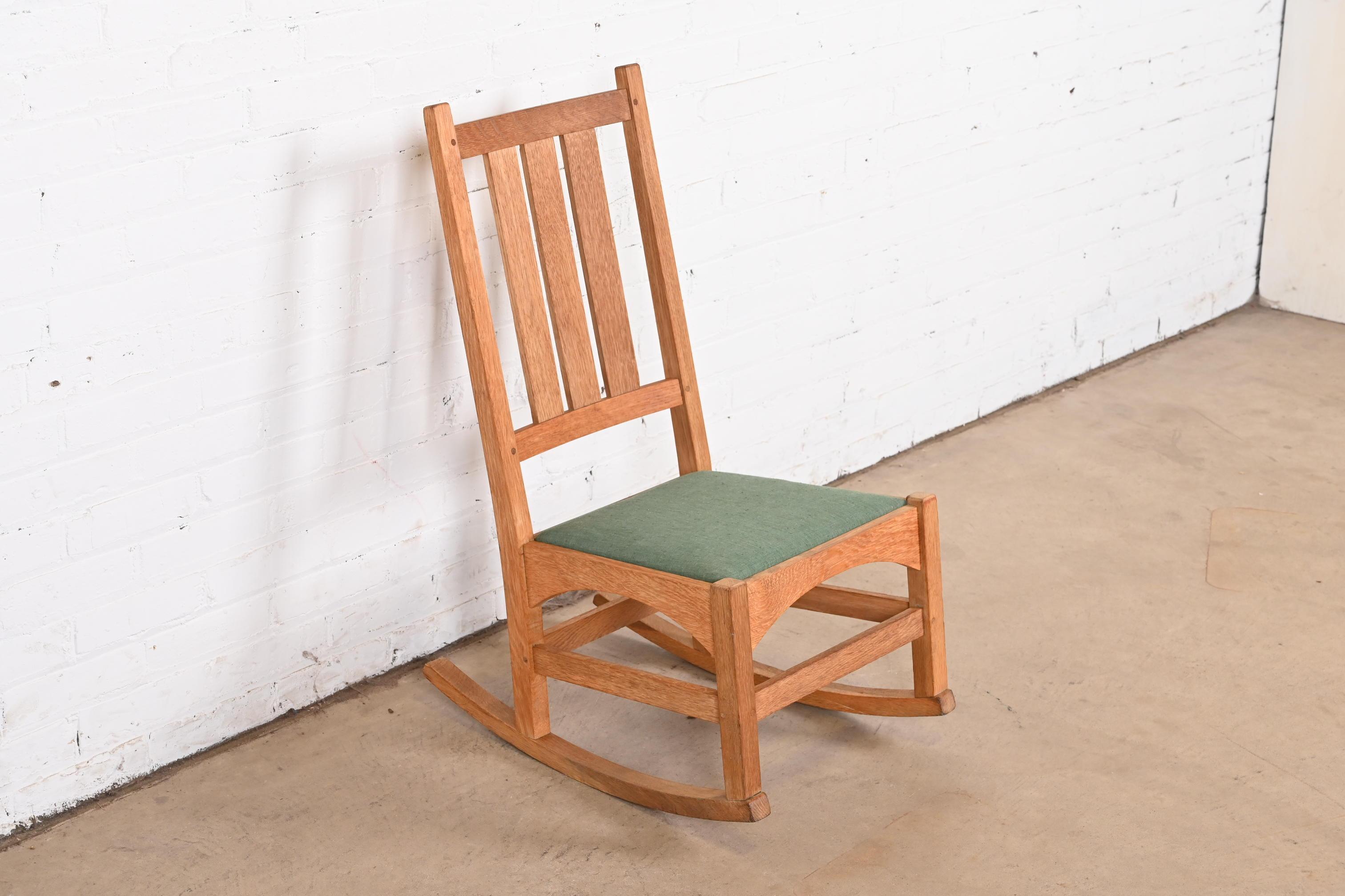 Gustav Stickley Mission Oak Arts & Crafts Sewing Rocking Chair, CIRCA 1900 im Zustand „Gut“ im Angebot in South Bend, IN