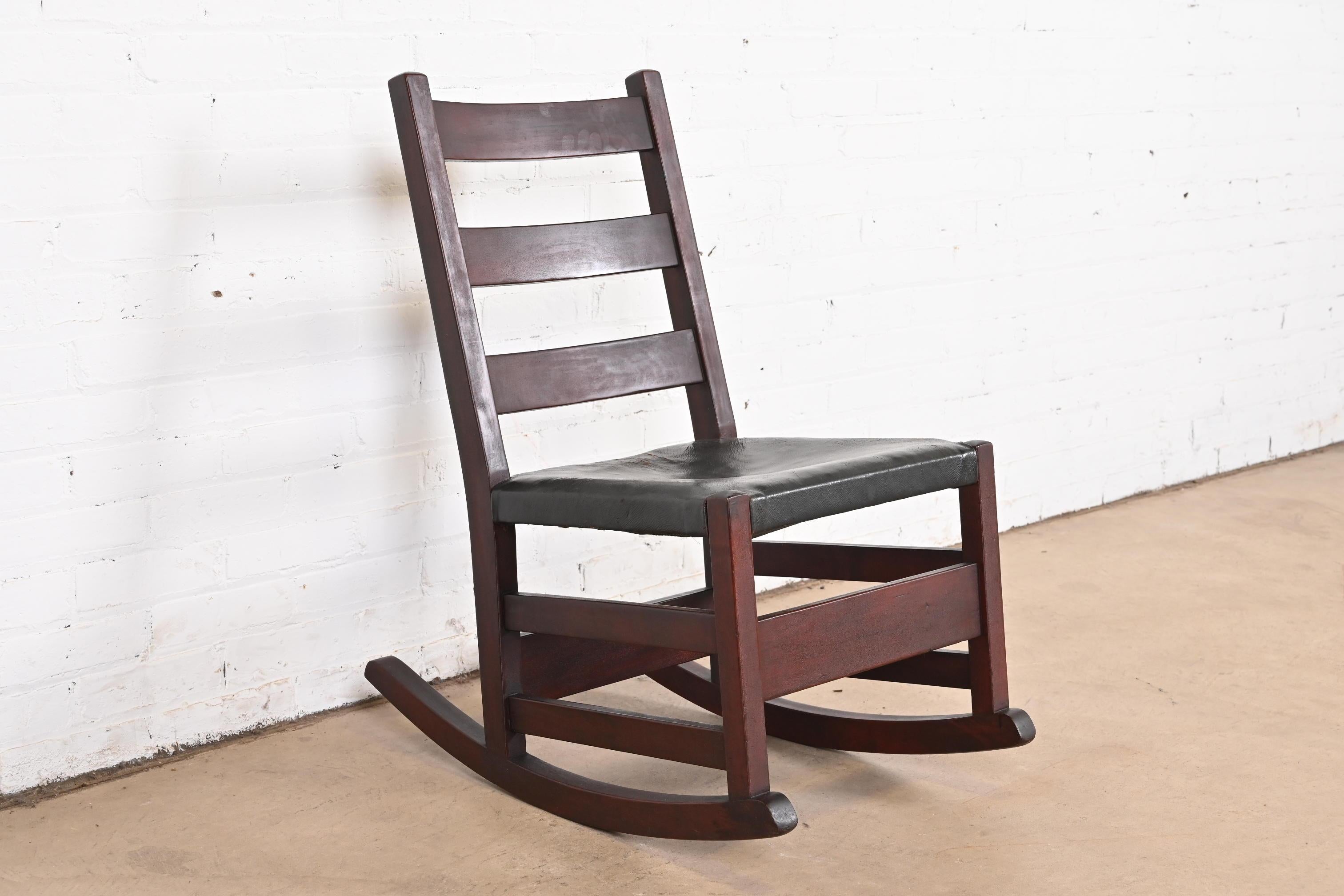 Gustav Stickley Mission Oak Arts & Crafts Sewing Rocking Chair, CIRCA 1900 im Zustand „Gut“ im Angebot in South Bend, IN