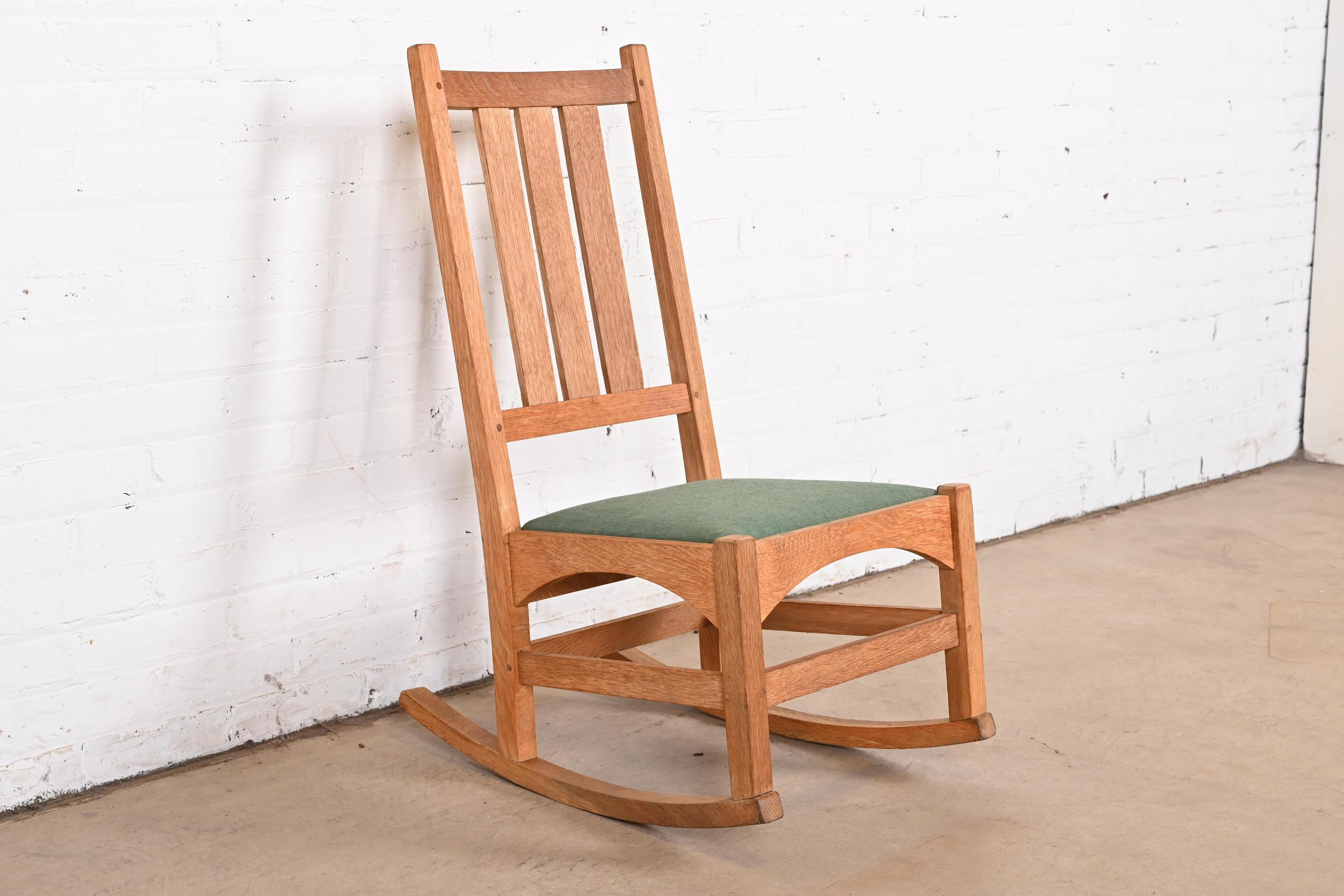 Gustav Stickley Mission Oak Arts & Crafts Sewing Rocking Chair, CIRCA 1900 (20. Jahrhundert) im Angebot