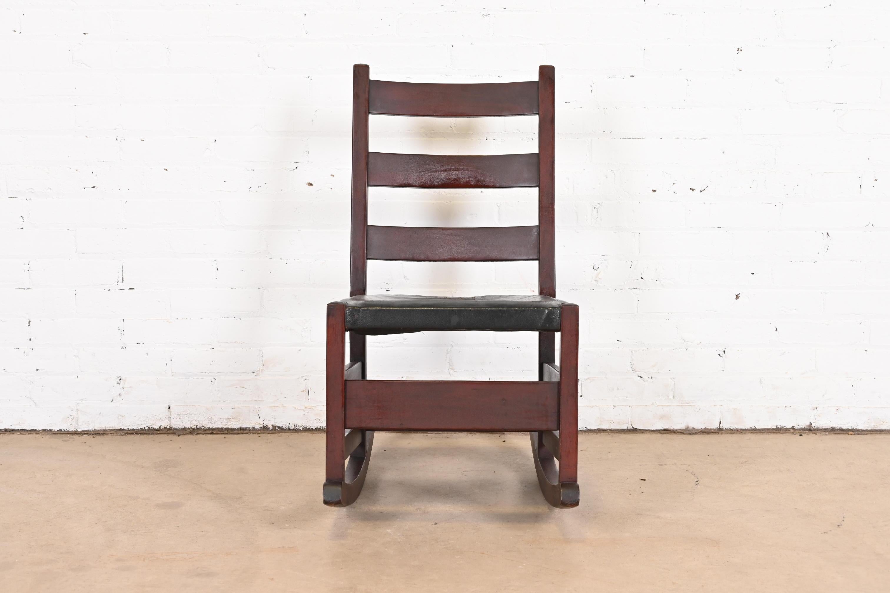 Gustav Stickley Mission Oak Arts & Crafts Sewing Rocking Chair, CIRCA 1900 (Leder) im Angebot