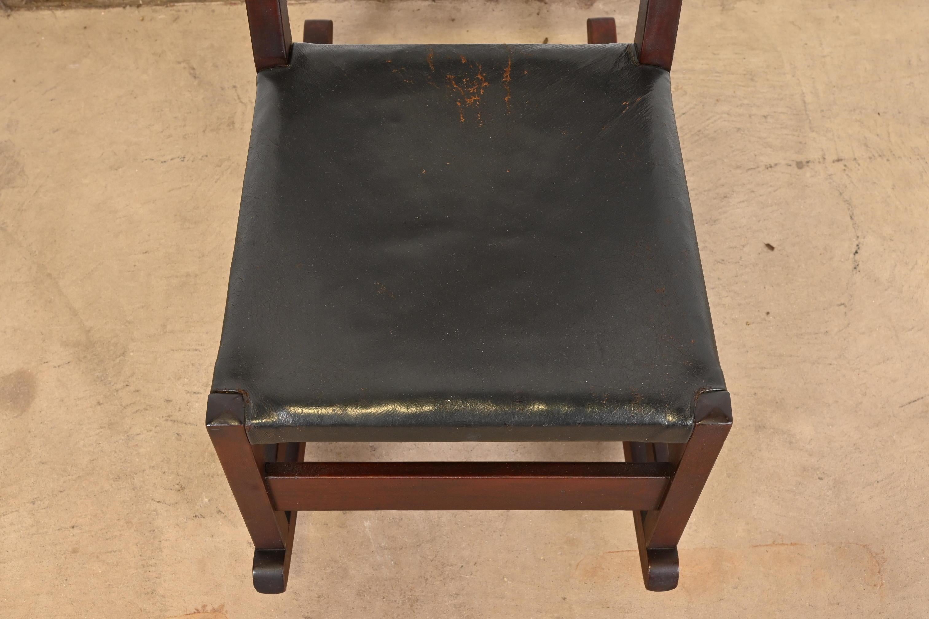 Cuir Chaise à bascule Mission en chêne à couture Arts & Crafts Gustav Stickley, vers 1900 en vente