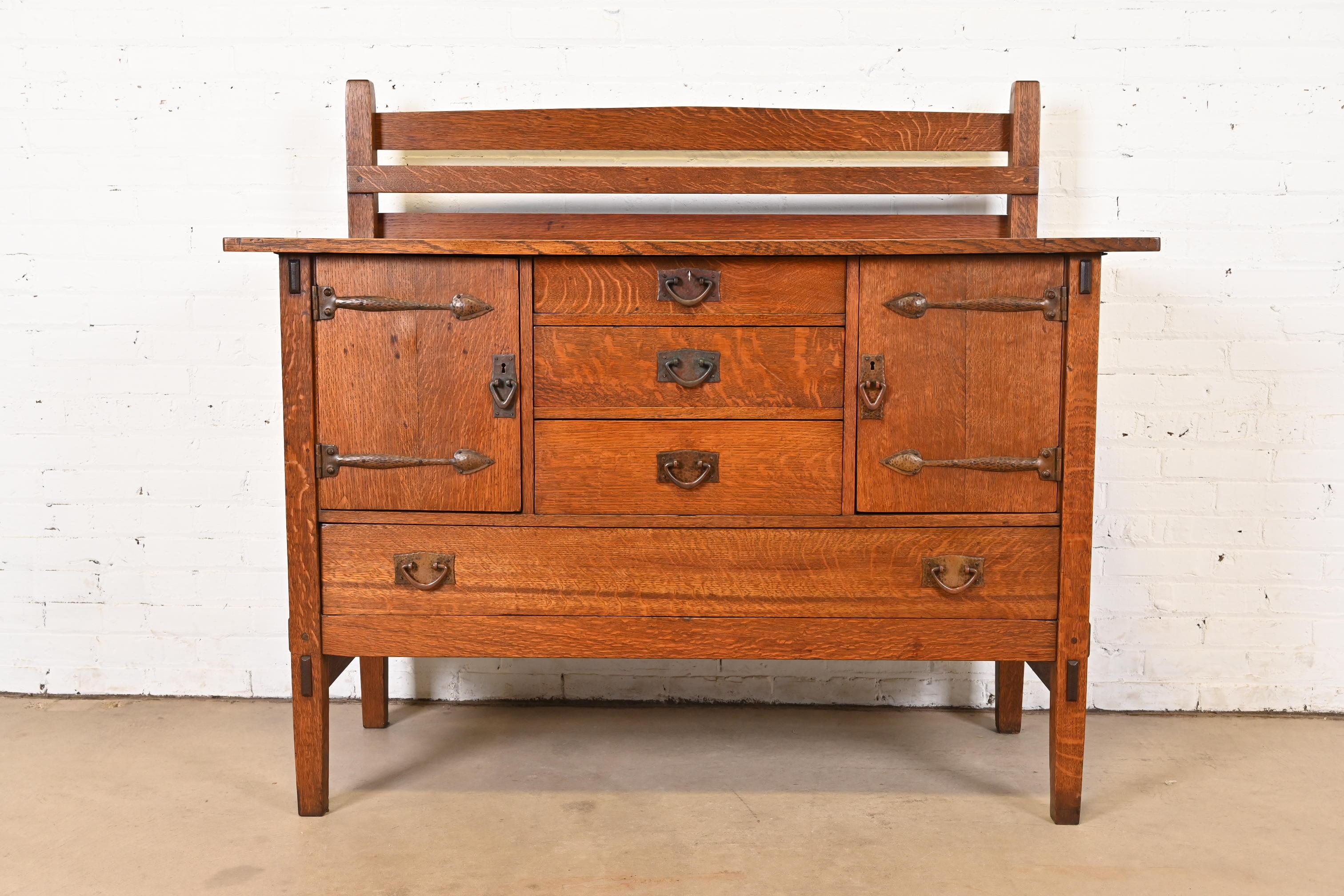 Rare et exceptionnel buffet ou crédence en chêne Mission Arts & Crafts avec porte-assiettes.

Par Gustav Stickley

USA, Circa 1900

Chêne scié sur quartier, avec quincaillerie d'origine en cuivre martelé.

Dimensions : 56 