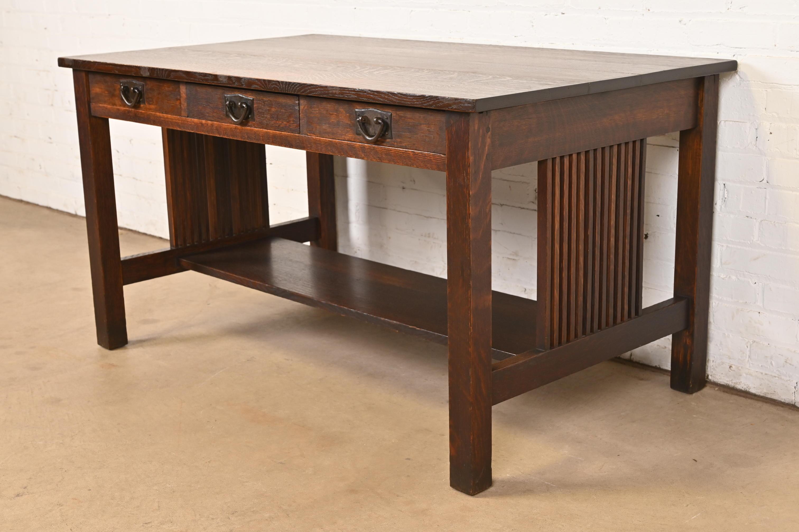 Rare et exceptionnel bureau ou table de bibliothèque à fuseaux de style Mission ou Arts & Crafts.

Par Gustav Stickley

États-Unis d'Amérique, vers 1905

Magnifique chêne scié sur quartier, avec quincaillerie d'origine en cuivre martelé.

Dimensions