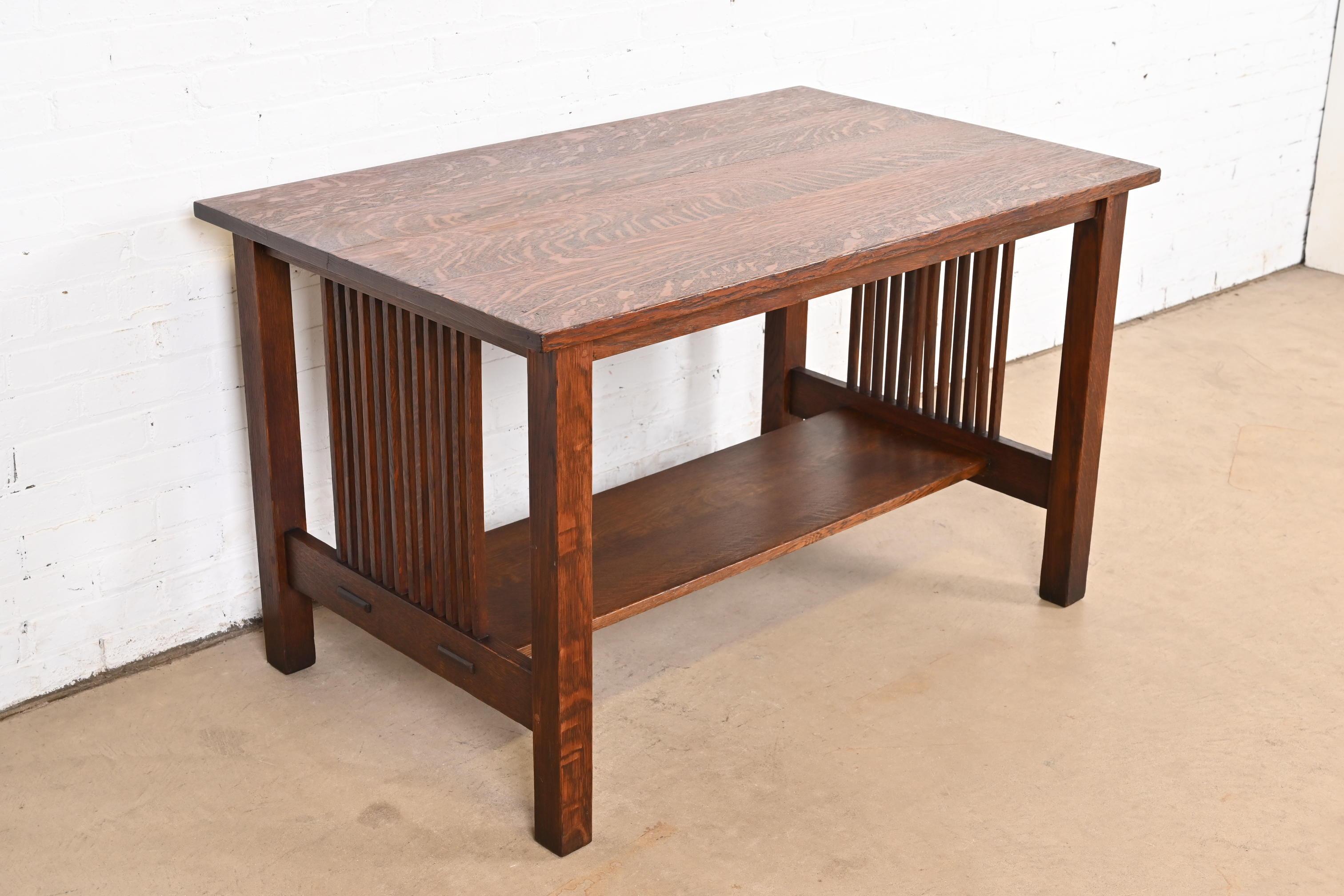 Gustav Stickley Mission Eichenholz Arts & Crafts Spindle Schreibtisch oder Bibliothekstisch (Arts and Crafts) im Angebot