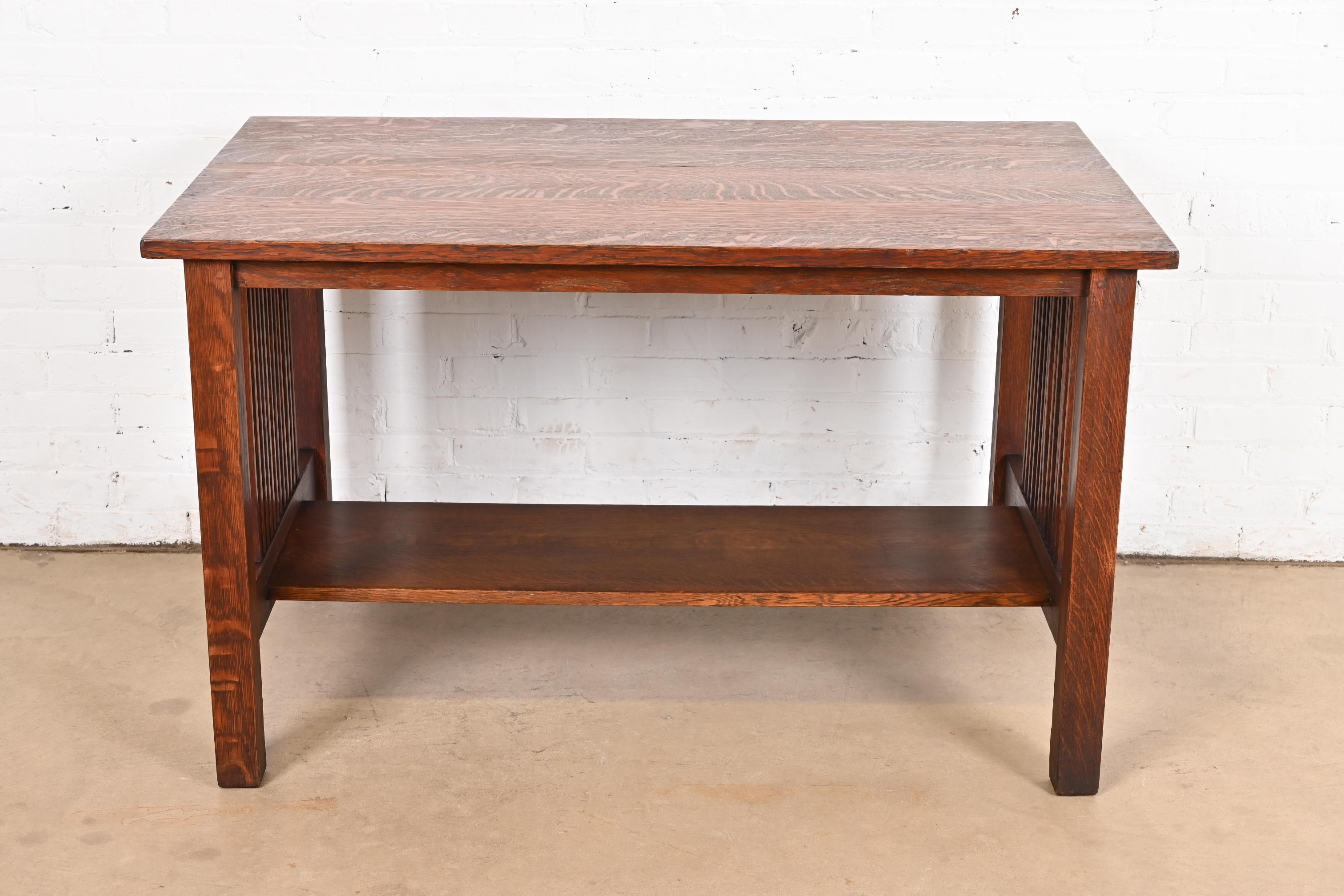 Gustav Stickley Mission Arts & Crafts Escritorio o mesa de biblioteca de husillo de roble Estadounidense en venta