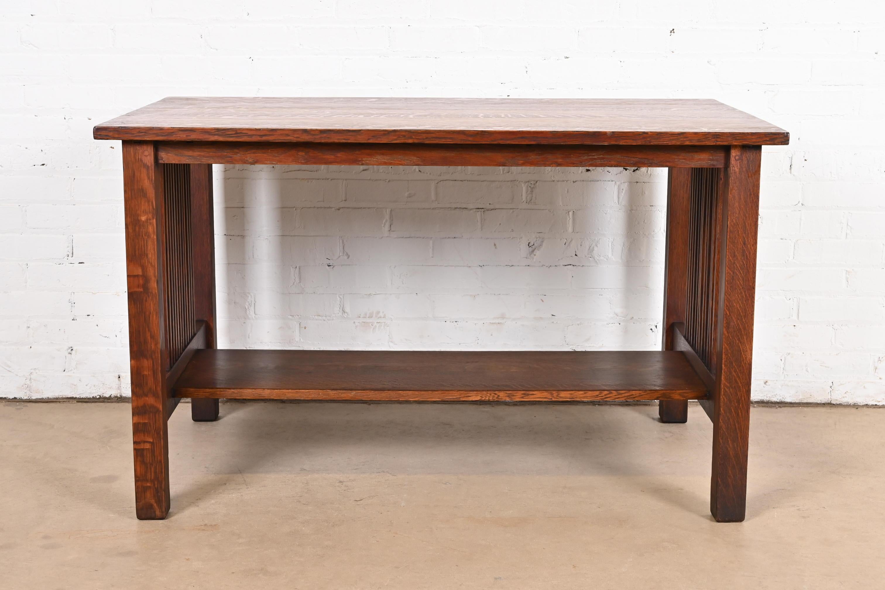 Gustav Stickley Mission Arts & Crafts Escritorio o mesa de biblioteca de husillo de roble en Bueno estado para la venta en South Bend, IN