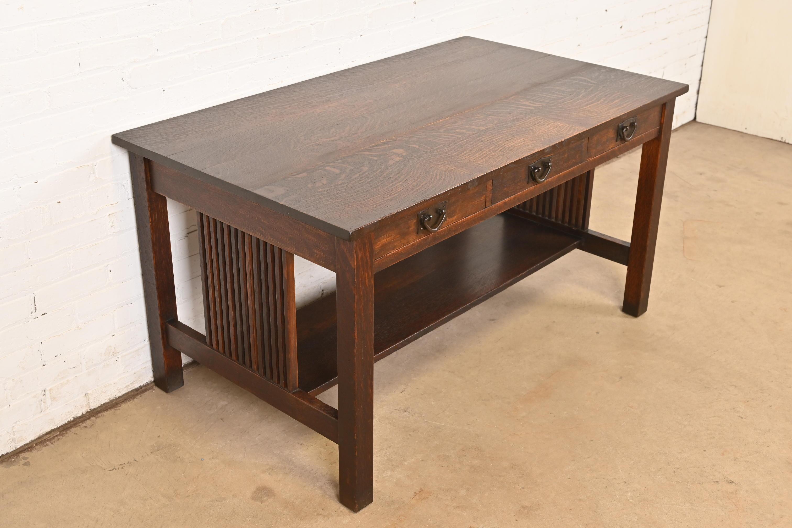 Table de bureau ou de bibliothèque Arts & Crafts Spindle Mission en chêne Gustav Stickley Bon état - En vente à South Bend, IN
