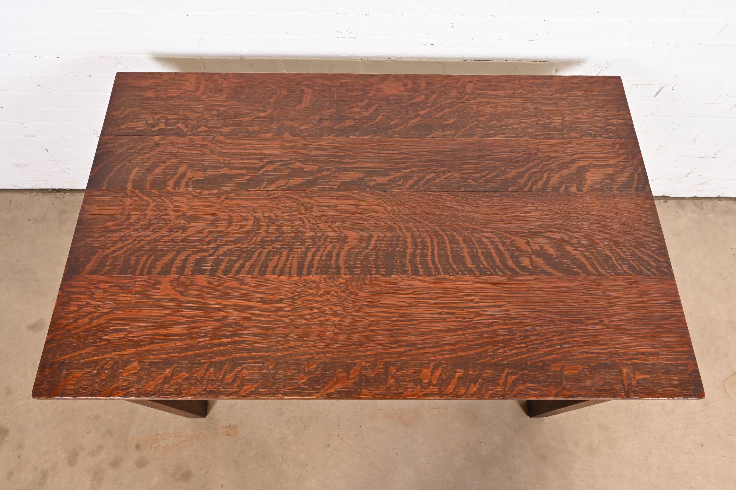 Gustav Stickley Mission Arts & Crafts Escritorio o mesa de biblioteca de husillo de roble siglo XX en venta