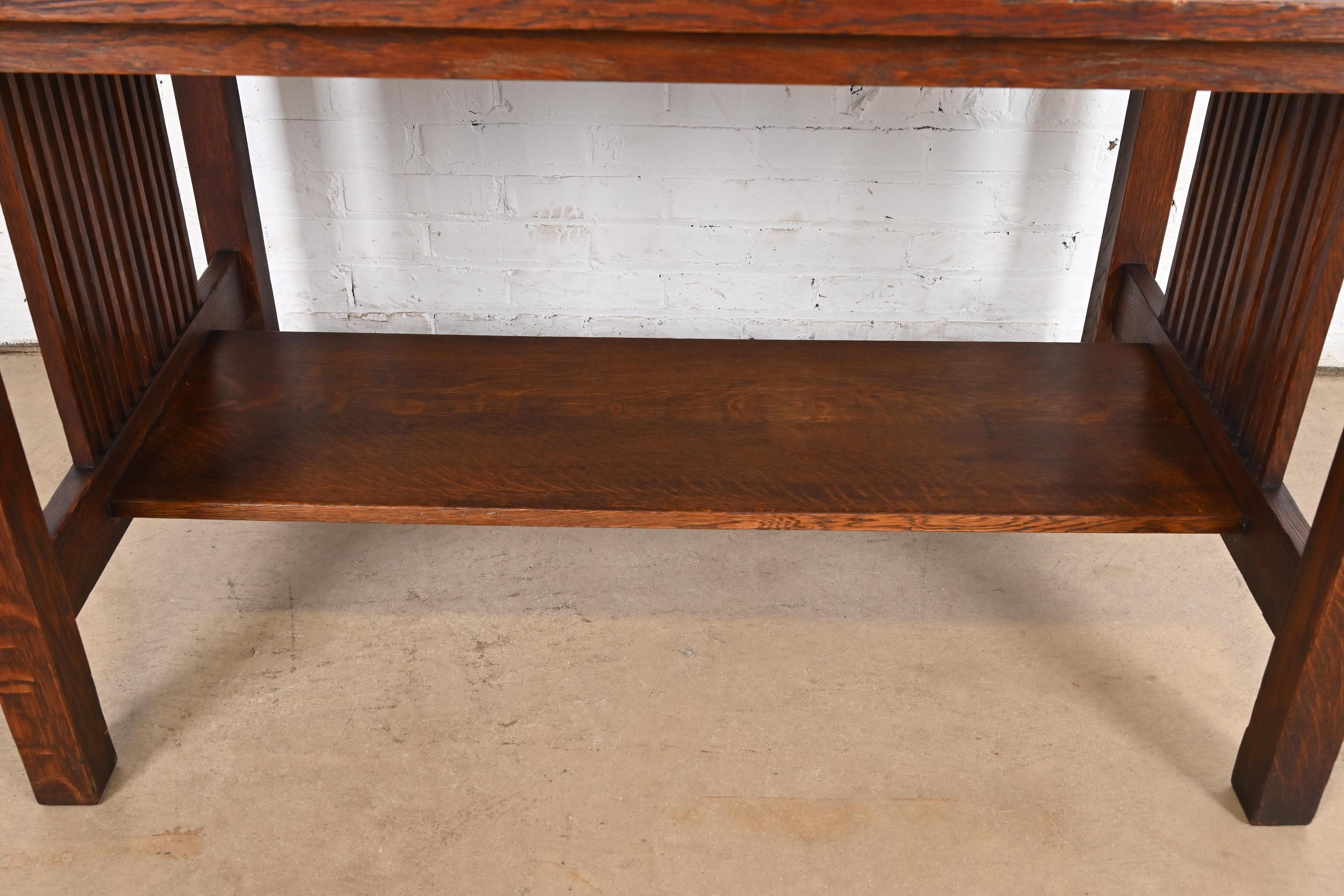 Gustav Stickley Mission Arts & Crafts Escritorio o mesa de biblioteca de husillo de roble Roble en venta