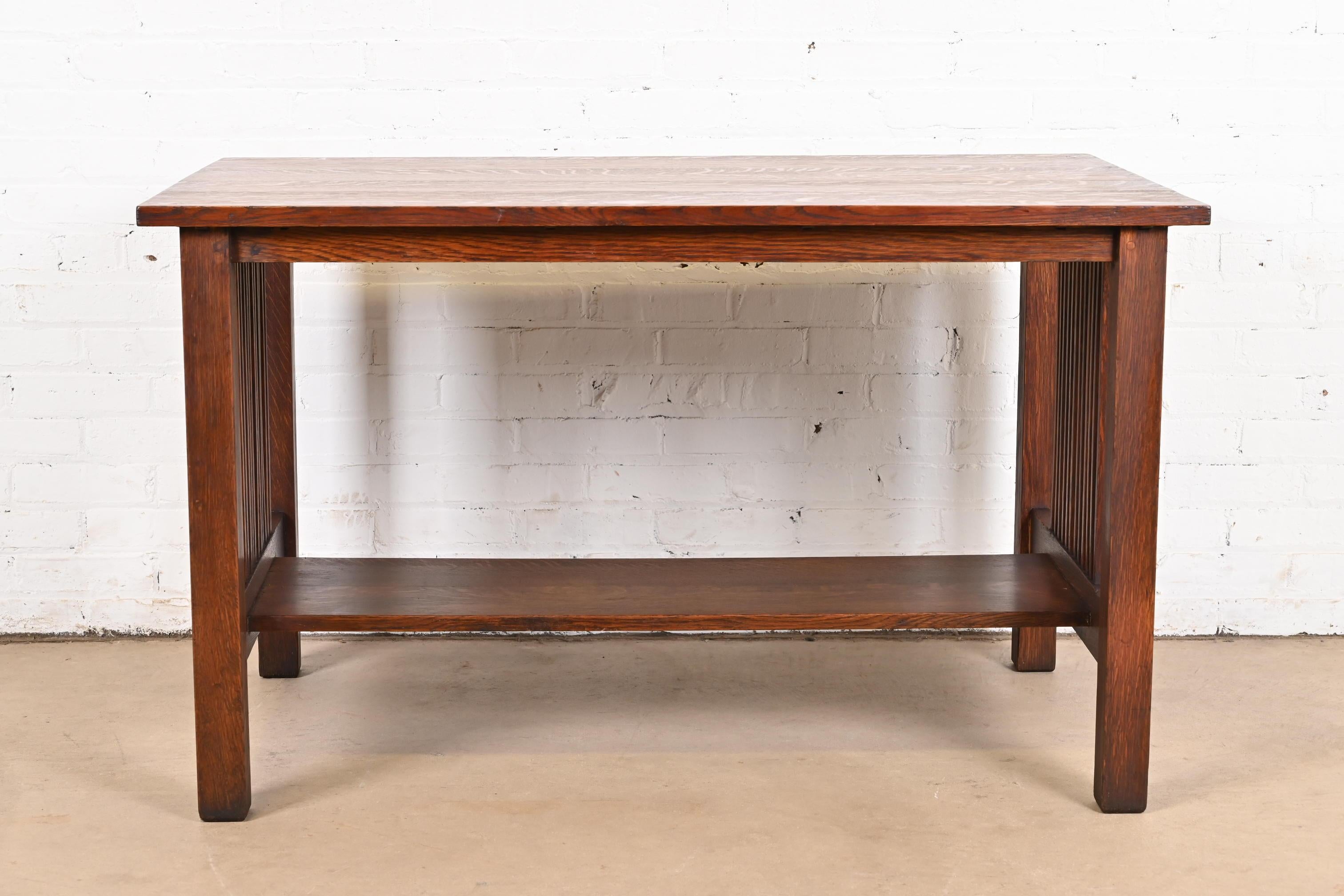Gustav Stickley Mission Arts & Crafts Escritorio o mesa de biblioteca de husillo de roble en venta 2