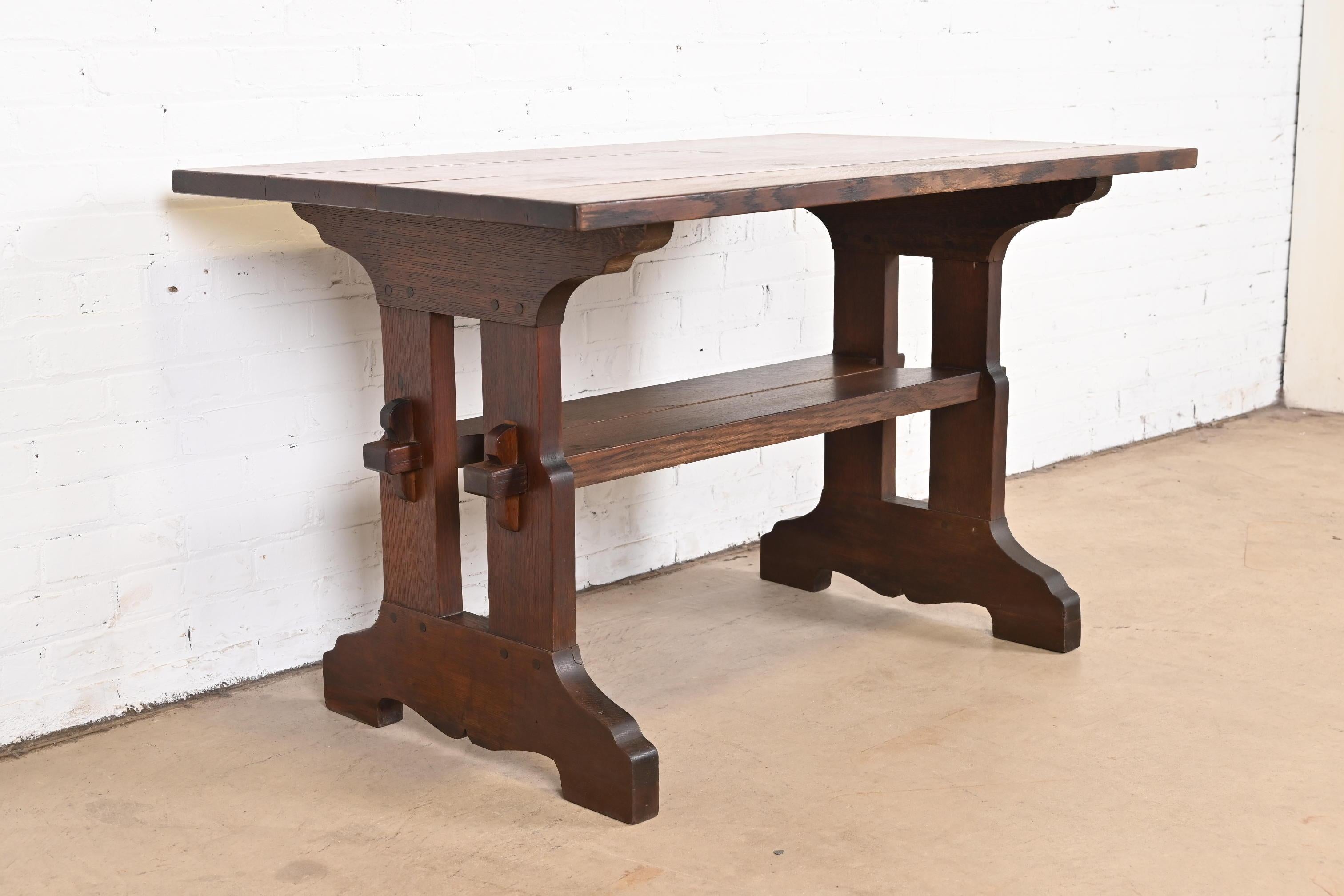 A rare and exceptional antique Mission oak Arts & Crafts trestle library table or writing desk

By Gustav Stickley (original label present)

USA, circa 1900

Measures: 48