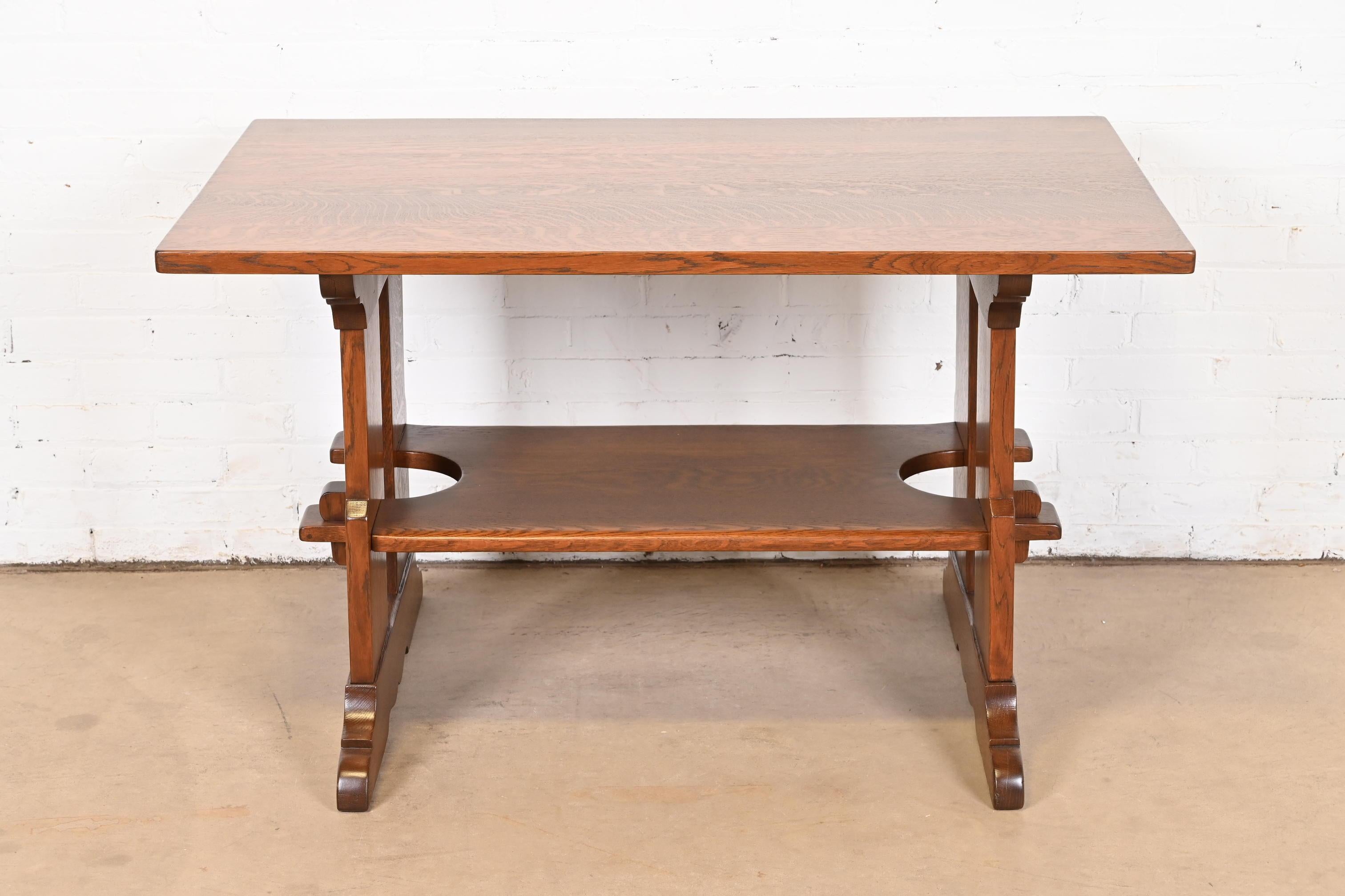 Rare et exceptionnelle table de bibliothèque ou bureau à tréteaux en chêne Mission Arts & Crafts.

Par Gustav Stickley

USA, Circa 1900

Dimensions : 48 