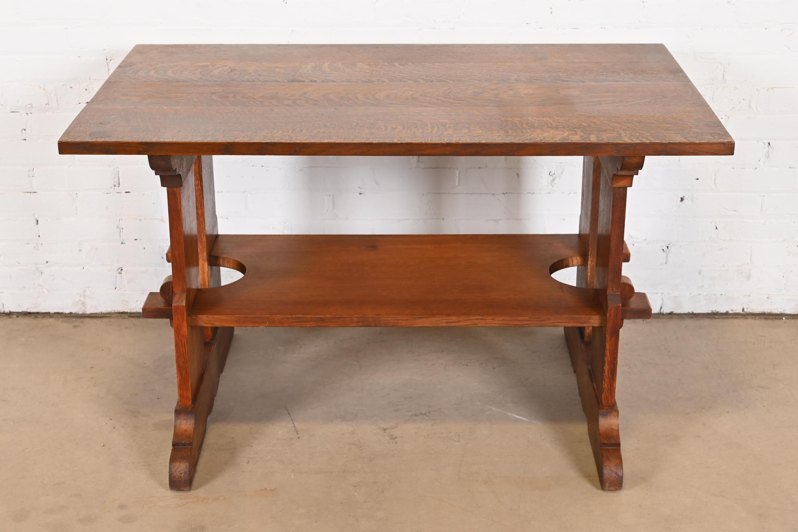 A rare and exceptional antique Mission oak Arts & Crafts trestle library table or writing desk

By Gustav Stickley

USA, Circa 1900

Measures: 48